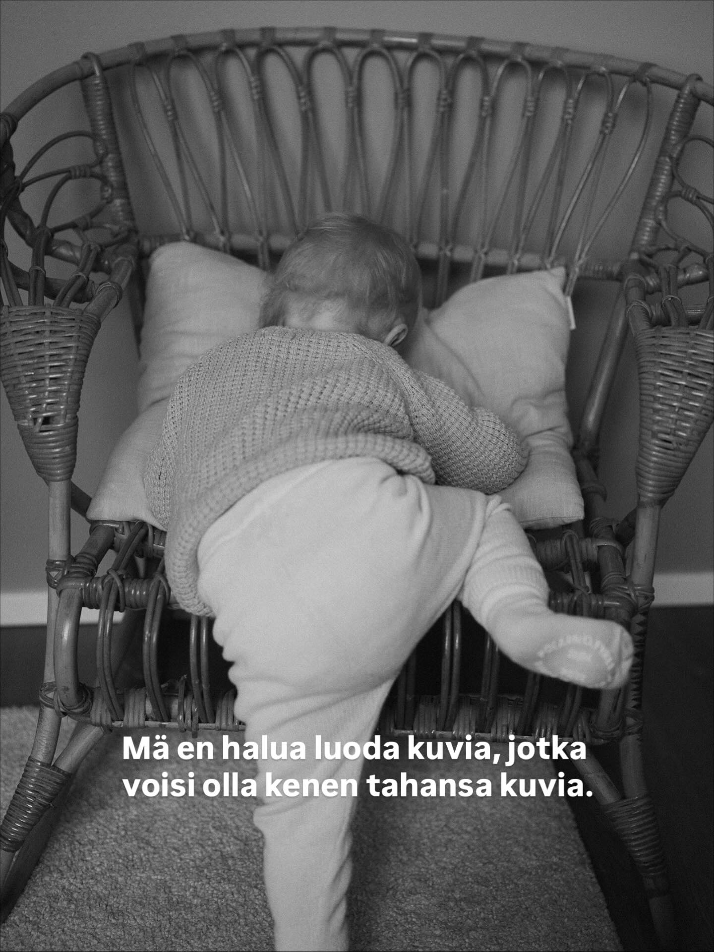 ↓
Mua ei kiinnosta luoda valokuvia, jotka voisi olla kenen tahansa kuvia. Mä haluan, että mun asiakkaiden kuvat tuntuu aina tosi omalta enkä mä halua luoda sellaista kuvaa, joka olisi aina kuin samasta sabluunasta tullutta.
Mä haluan, että mun asiakkaat tunnistaa kuvista oman elämänsä. Mä haluan, että mun kuvien kautta mun asiakkaat voi muistella millainen heidän kotinsa oli ja miltä se oma elämä oikeasti näytti. En halua viedä mun asiakkaita kauas siitä oikeasta elämästä ja siksi mä teen perhekuvauksia tärkeissä ympäristöissä. Mä haluan, että sä puet päälle sun lempivaatteet ja mietit oikeasti mitä itse haluat kuvissa nähdä. Koska tehän niitä kuvia katsotte ja teitä varten ne otetaan!
Mä en myöskään käytä tolkuttomasti aikaa siihen, että saisin sun lapsen istumaan tuolilla paikallaan, koska mä haluan, että hän pääsee näyttämään millainen persoona hän on.
Mä en luo kiiltokuvia, mä luon arkisen aitoja valokuvia sun omasta elämästä. 🧡✨
#perhekuvaus #perhekuvausturku #perhekuvaussalo #perhekuvaajaturku #perhekuvauskotona #kotikuvaus #kuvauskotona #dokumentaarinenperhekuvaus