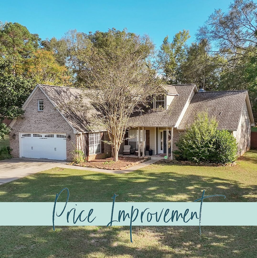 Price Improvement on this tucked away beauty on a cul-de-sac in Camden Ridge! 🏠 This updated all-brick home offers comfort, privacy, and easy indoor-outdoor living — all on nearly an acre. The property features 3 bedrooms, 2 full baths, plus a finished bonus/flex room, and a large fenced backyard. Enjoy outdoor living on the screened porch or the newly added flagstone patio with retaining wall. The finished bonus room accessed through the garage provides flexible space for an office, media/game room, craft studio, or guest overflow. Major systems have been updated, including roof, HVAC, and water heater (2020), plus a new rear patio, new paint throughout and updated appliances (2024/25). Come check it out!
1531 Fallen Oaks Court
Auburn, AL 36830
⬇️ $379,900
#priceimprovement #threesixtyrealestateeal #auburnalabama #auburnopelikahomes #leecountyrealtors #camdenridgeauburn