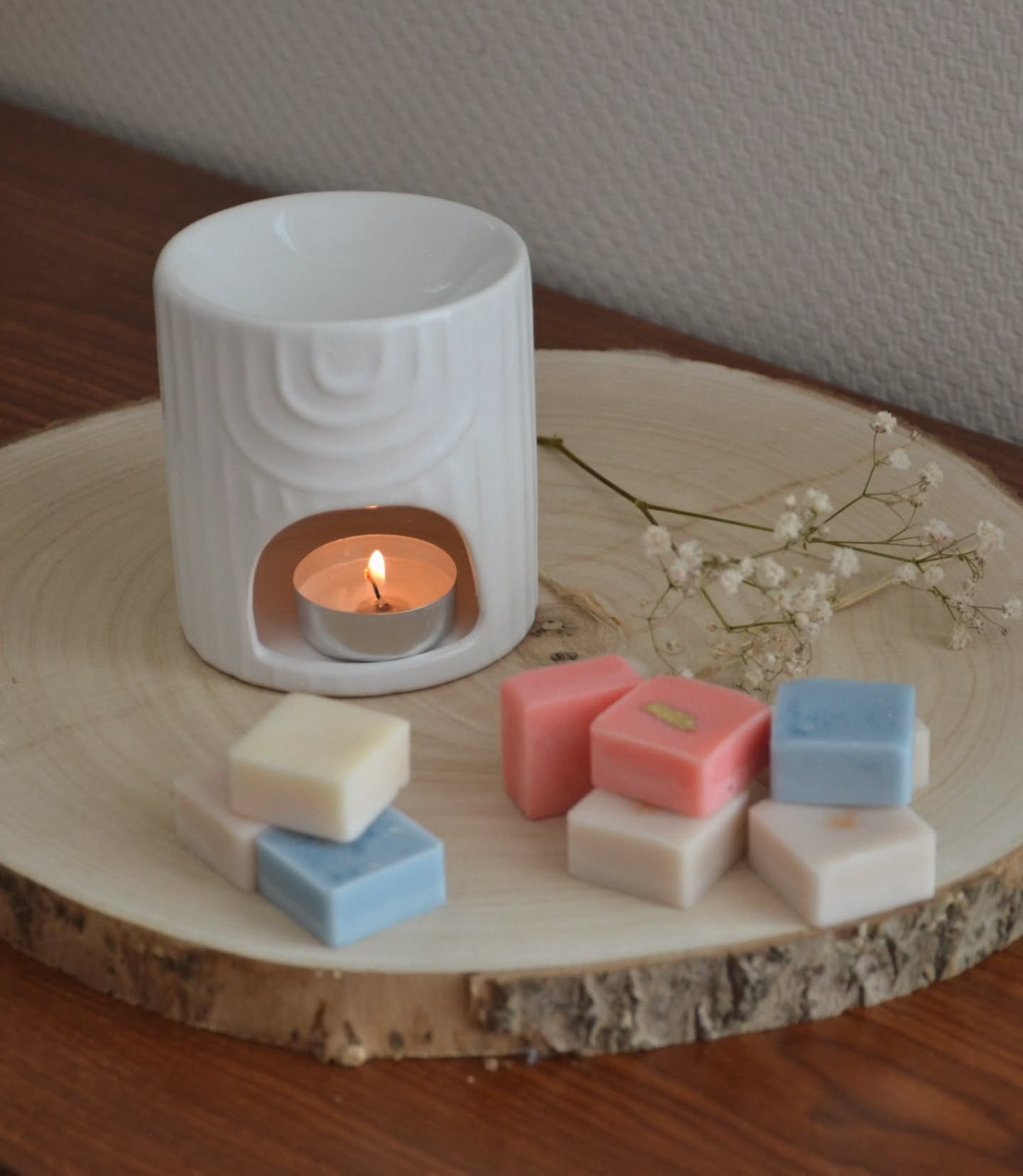 Plongez dans l'univers subtil des fondants parfumés…
Ces créations en cire de colza française réalisées à la main libèrent, au fil de la flamme, une atmosphère olfactive unique, où chaque note révèle une émotion, un souvenir, une histoire.
Dans leur danse lente et délicate, les essences se mêlent et embaument l’air, transformant votre intérieur en un refuge sensoriel.
Un geste simple, presque rituel, qui invite à savourer l’instant, à envelopper votre quotidien d’une douceur parfumée.
✨ Fragrances naturelles de Grasse
✨ Cire de colza français
✨️ Vegan
✨️ Cruetly free
✨️ Fait à la main dans notre atelier à Quiberon
Découvrez notre univers parfumé et nos fondants sur notre site :
🌐 www.atelier-salem.com
📍 Retrouvez moi sur les marchés de Noël
#frangrancesnaturelles #fragrancedegrasse #madeinfrance #ateliersalem #quiberon #bretagne #morbihan #bzh #fondantparfumé #cosyhome #artisanatfrançais #atmosphere #homedeco #ideecadeaunoel