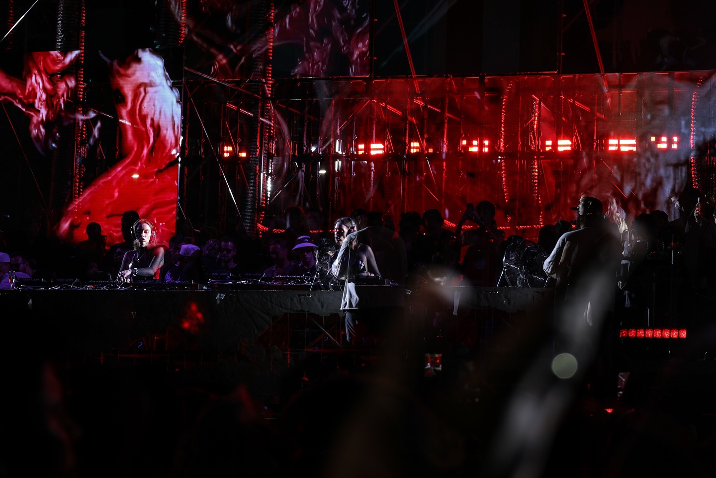 ▪️ Evento: @ritvales_
▪️Organiza: @breakfast_live
📌Nota completa en Bloggaleriadearte.com
Más de 60 actos en vivo de artistas nacionales e internacionales hicieron vibrar las montañas de Medellín en dos días sin precedentes.