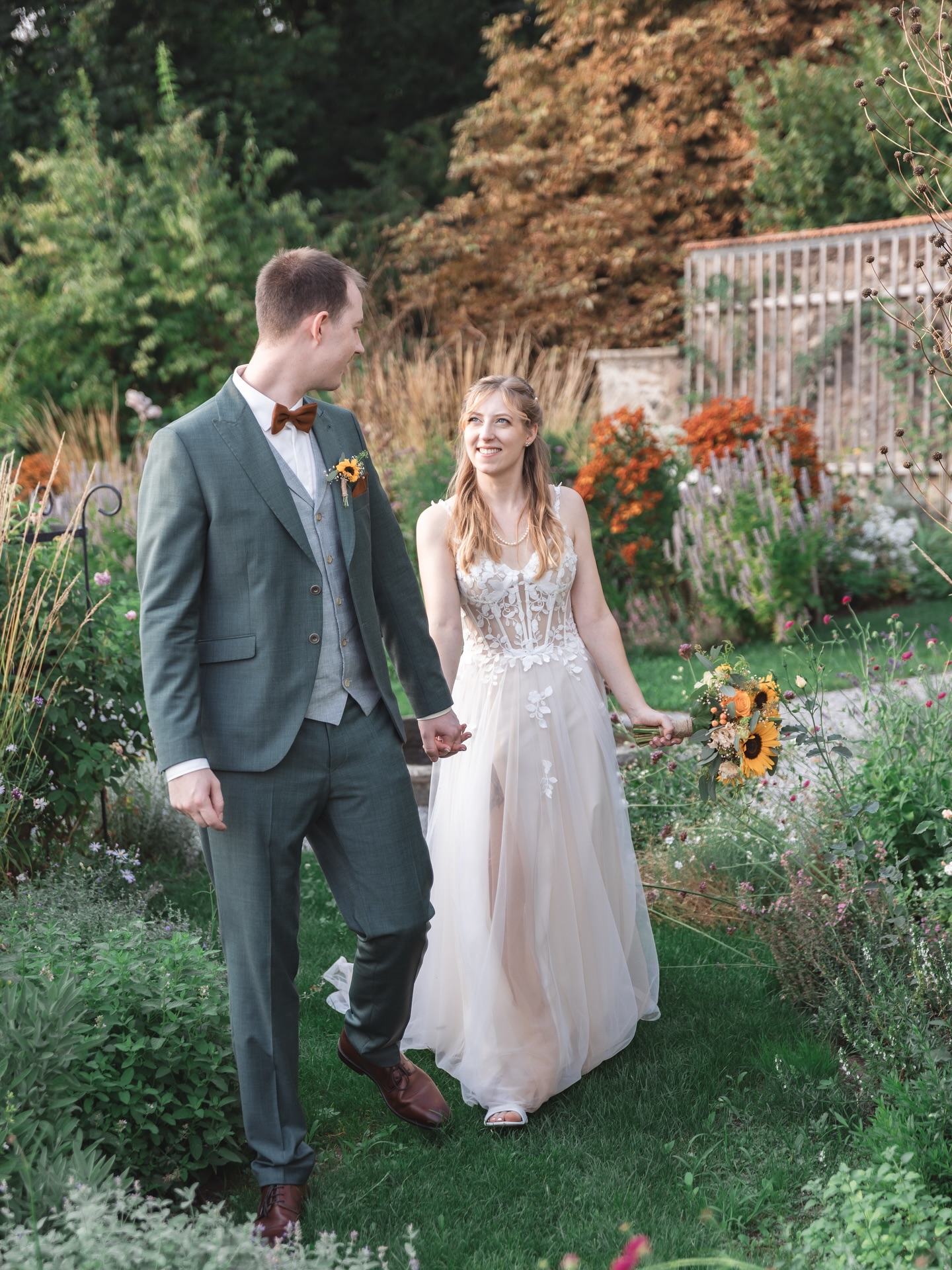 Hochzeit | Wedding - Anna & Florian
Es Summerhochzyt wie im BIlderbuech…
In Beinwil am See „Bööiu“ hei sich die beidi i der wunderschöne Chile ds JA-Wort gä! Fiirlich, bewegend und bi sommerlicher Hitz, wo für extra glänzigi Gsichter gsorgt ghet.
Ds Firstlook-Shooting am Seeufer isch ganz e bsundrige Moment gsi - leider nid alleini, sondern au mit diverse Badegäst, die grad no für meh Nervosität hei gsorgt. Anna & dr Florian hei das aber super gmeisteret und hei sich IHRE Moment nid la nä…!
Am Abe hei sie de no im Schloss Heidegg gfiiret - dusse im wunderschöne Garte, mit feinem Ässe, gueter Stimmig und e Live-Band, hei de Sommerabe perfekt abgrundet!
E Tag voller Liebi, Freud und unvergässliche Erinnerige.
Danke ha ig bi dem schöne Hochzyt dörfe derbi sy…
#hochzeit2025 #beinwilamsee #schlossheidegg #seehochzeit #brautpaar #firstlook #emotionalehochzeit #swisswedding #hochzeitschweiz #gartenhochzeit #sommerhochzeit #heirateninschweiz #hochzeitsmomente #weddingvibes #liebegewinnt #Hochzeitsfotografie
#schlossheidegg @anncheeen_