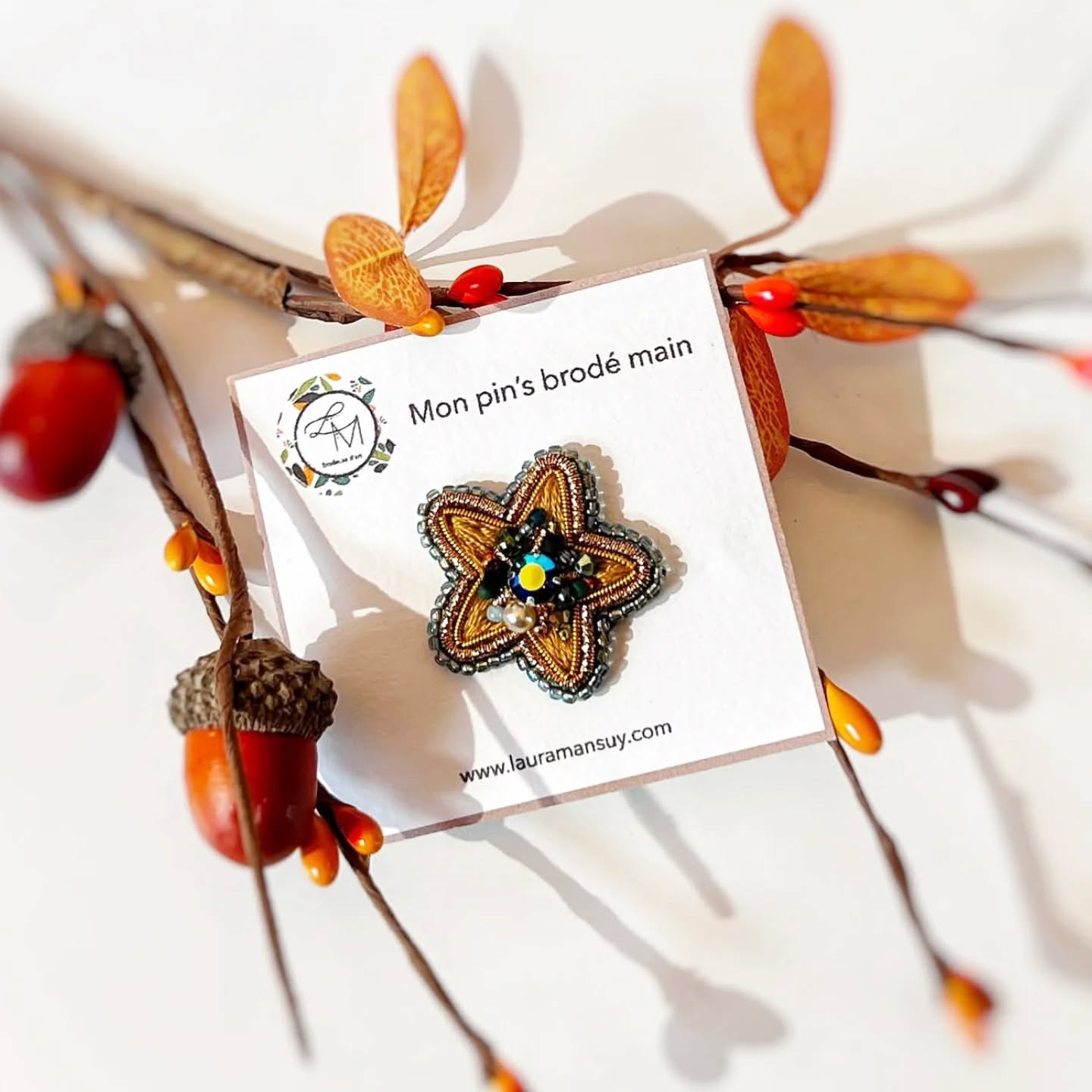 ✨ L’éclat d’une étoile, la magie d’un geste…
Ce pin’s brodé à la main par @lm_design_textile illumine chaque tenue d’une touche précieuse.
Un bijou de créatrice qui allie finesse, savoir-faire et poésie ✨
Un véritable petit trésor unique et fait main.
.
.
.
.
Une collection à découvrir en boutique @leclosgallice Epernay
Chez nos artisans d'art et créateurs locaux
Mar au Sam 10h30-19h Dim 9h30-12h30
.
.
.
.
#leclosgallice #epernay #artisanatfrancais #bijouxdecreateurs #broderiemain #slowfashion #faitmainavecamour #star