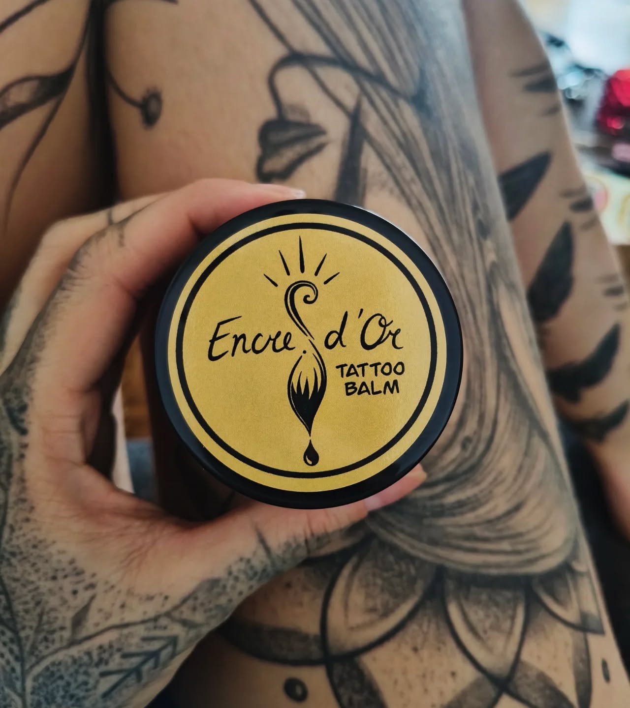 Die perfekte Pflege für deine frisch tätowierte Haut 🥰❤️
Nur reine, natürliche bio Zutaten.
• Shea Butter
• Kokosöl
• Bienenwachs
• Vitamin E
Mit viel Liebe von einer naturverbundenen Tätowiererin kreiert 🥰✨
Eignet sich auch perfekt für normale Haut, um ältere Tattoos schön zu halten und als Lippenpflege 😉
✨ Encre d'Or ✨
#naturkosmetik #tattoobalm #homemade #homemadetattoobalm #aftercare #tattooaftercare #tattooartist #skincare #naturalskincare