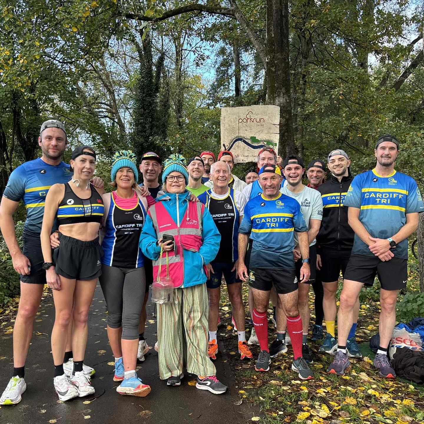 Last weekend we headed down to Cardiff park run to remember one of our own.
Ben Smalley was a member of Cardiff Triathletes, an amazing dad and a great member of this club that was sadly taken 2 years ago.
Wearing our caps backwards in your memory Ben
💛🖤💙