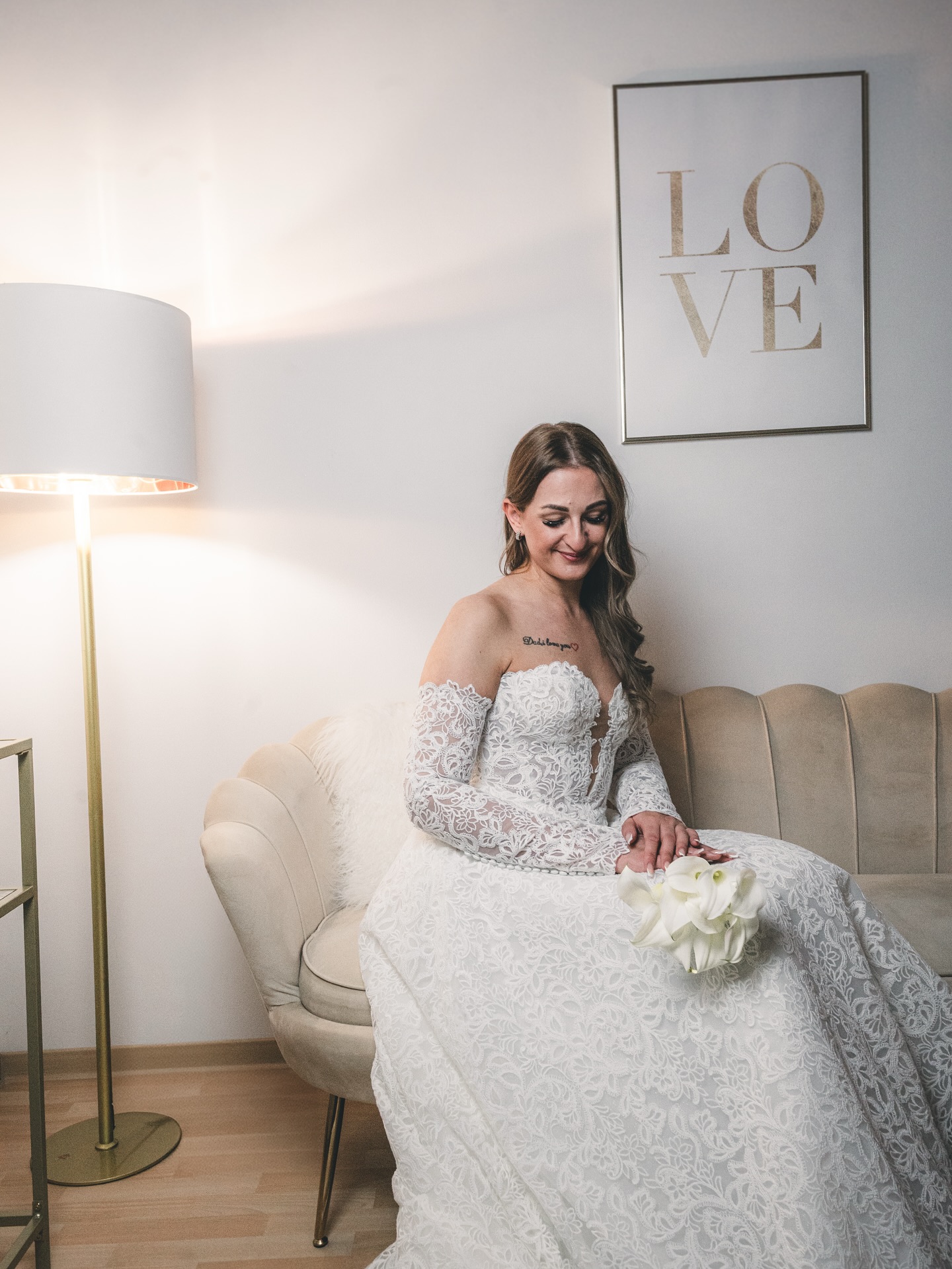 Unsere eigene Kollektion 🤍
Mit viel Liebe, Leidenschaft und feinem Handwerk erschaffen. Jedes Kleid ein Unikat, das die Schönheit und Persönlichkeit jeder Braut zum Strahlen bringt.
Unsere eigene Kollektion steht für Stil, Gefühl und das Versprechen, dass jedes Detail mit Hingabe gefertigt wurde. 💕
Von der ersten Idee bis zur letzten Naht. Ein Stück Liebe, das man tragen kann. 👰♀️
📸 @lovelensweddings
#inweissbrautatelier #inweisskollektion #love #bridetobe #details #weddingdress #kollektionsshooting #lace #modern #bridedress #bride #liebe #beautiful #eigenekollektion