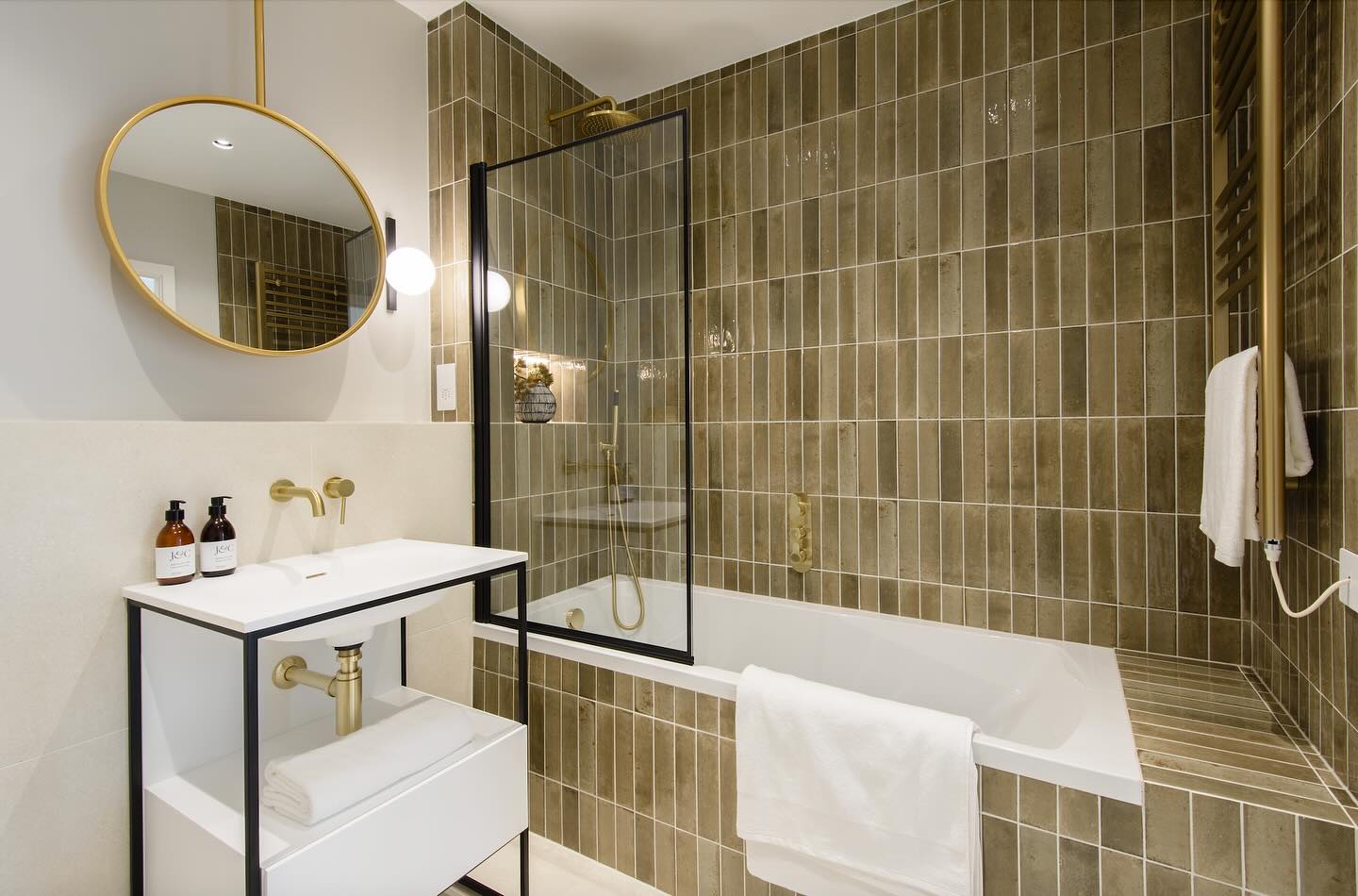 Designed with intention. Finished with care.
Bathrooms at ArtScene combine clean lines, warm textures and considered details- from brushed brass accents to bespoke tiling. A space that brings calm to your every day.
Viewings via @core.london @astonrowe