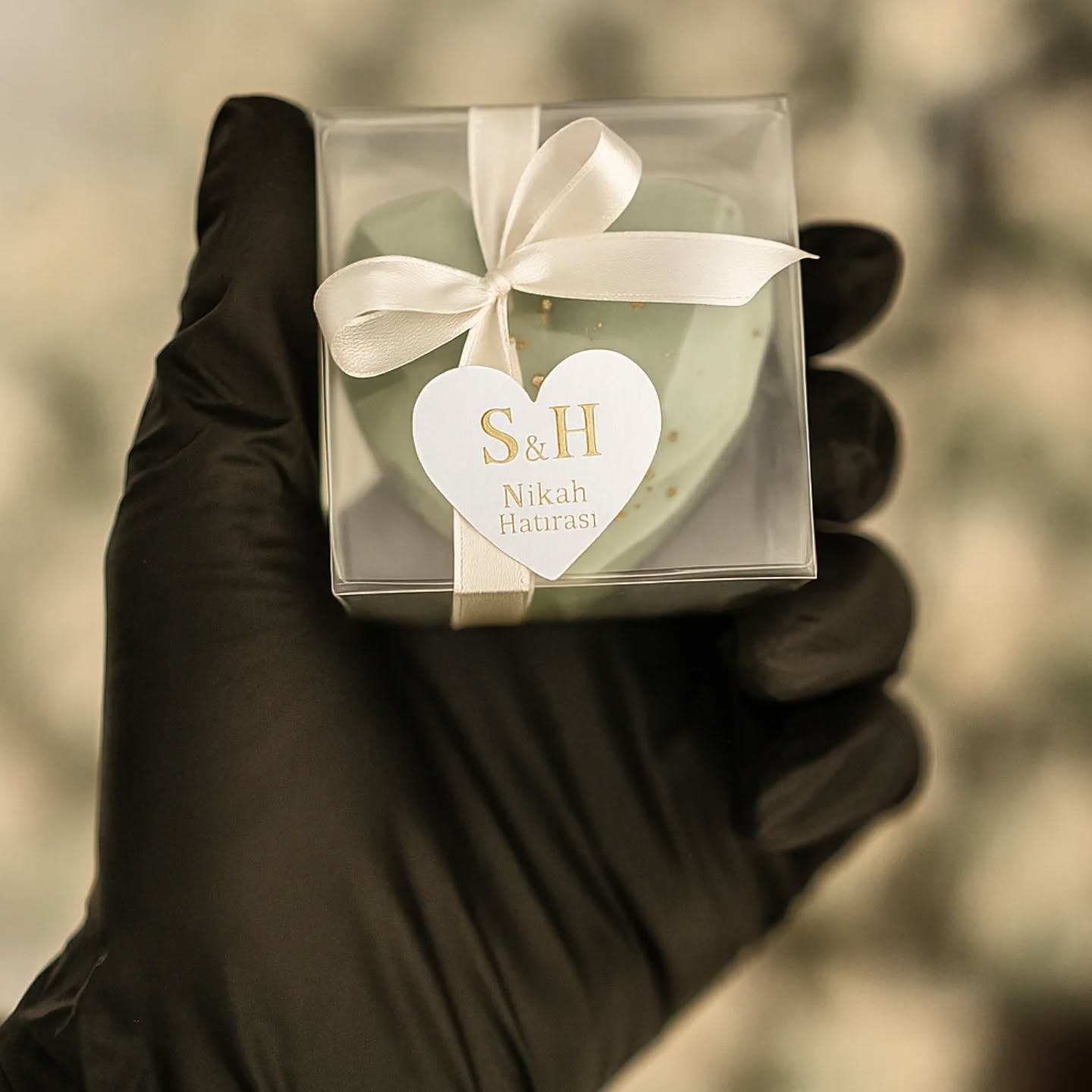 📣 Sen hâlâ klasik nikah şekeri mi dağıtıyorsun?
Artık her detayında zarafet, lezzet ve şıklık var. 💍✨
BonaFide Delights Nikah Çikolataları, özel günlerinize ışıltı katmak için tasarlandı.
🌸 El yapımı, premium Belçika çikolatası
💌 Kişiye özel tasarım & kutulama
✨ Altın detaylı etiketlerle unutulmaz sunum
🎁 Şimdi sen de “S&H” gibi farkını ortaya koy!
📩 DM’den veya Shopier sayfamızdan hemen sipariş ver,
en özel anını BonaFide Delights lezzetiyle taçlandır. 🤍
#bonafidedelight #nikahçikolatası #nikahhediyesi #butikçikolata #şıkhediye #gelindamatpozlari #nikahşekerleri #butiktasarım #kadıngirişimciler #elegantwedding #premiumchocolate #weddinggift