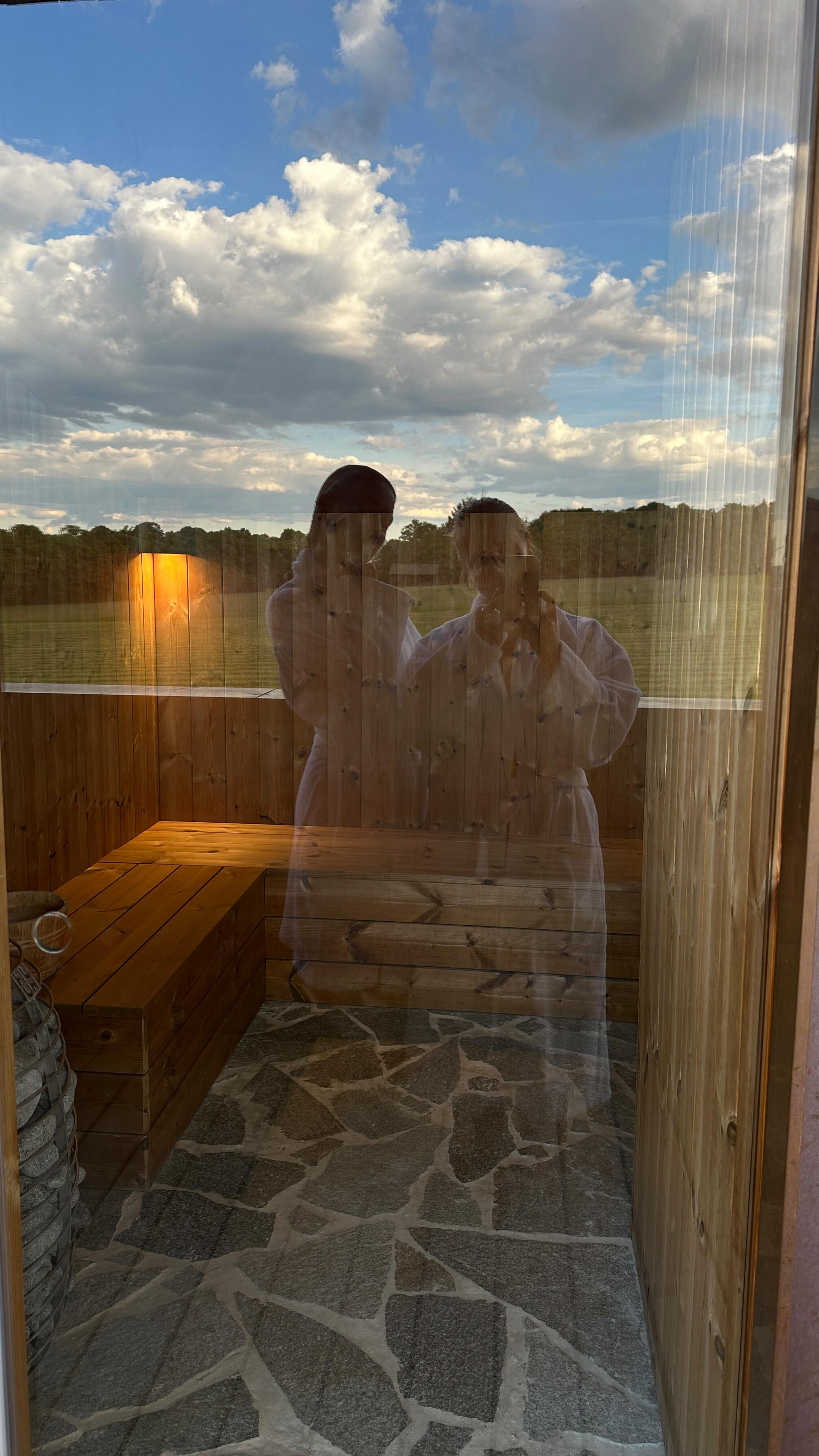 autumn walks, wellness moments, hot showers and evenings by the fireplace.
daily breakfast included • fireplace nights • a house just for you • wellness & spa
Maison Oscar, Rochefort.
Bookings & info via link in bio.