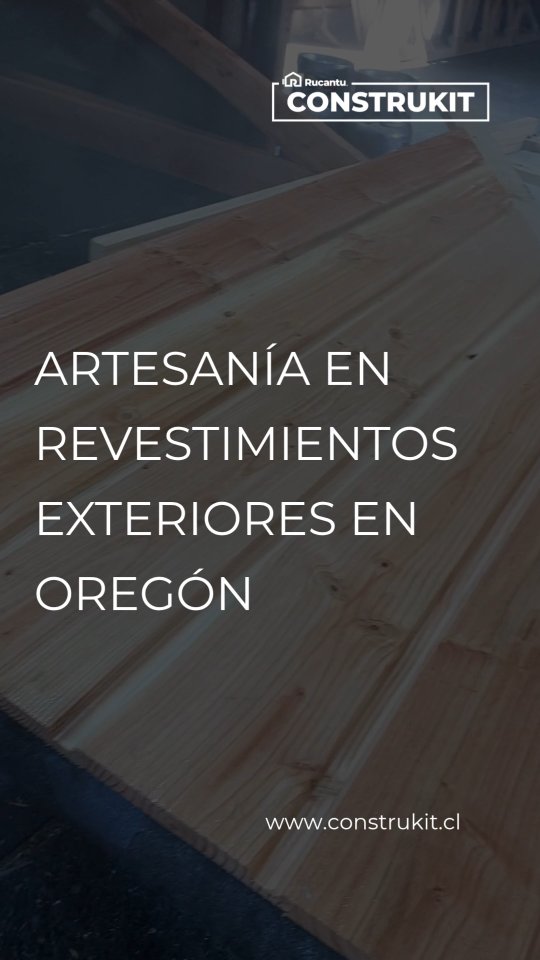 La verdadera belleza está en los detalles ✨
En cada uno de nuestros proyectos, trabajamos en revestimientos exteriores hermosas piezas de Oregón envejecido.
🪵 Seleccionamos las vetas más hermosas y solo piezas de primera calidad, secas en cámara. ¡Calidad desde el origen! ✅
Pero no nos quedamos ahí!
Nuestros artesanos van más allá: rellenan a mano cada punto de fijación con una pasta especial, logrando un acabado de gran nivel estético! 🪄
Para proteger estas piezas de madera, aplicamos Cutek, un impregnante australiano 🇦🇺 por medio de sistema airless.
Este escudo no solo estabiliza la madera y la blinda de los rayos UV ☀️, sino que asegura su perfecta conservación desde nuestra fábrica durante el transporte y montaje en terreno. 🏡
CONSTRUKIT: donde la tecnología industrializada y la artesanía se unen para crear proyectos únicos. 🤝
¡Descubre la diferencia! 👇
www.construkit.cl