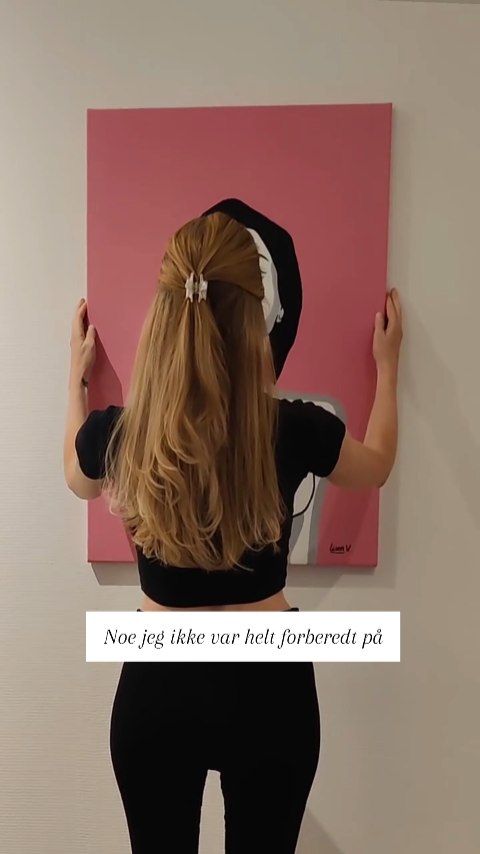 Jeg trodde det skulle være enkelt å selge mine originale malerier også.
Ikke enkelt som i at de skulle bli solgt, men enkelt som i at jeg ikke skulle føle noe på å kvitte meg med dem.
Jeg la ut tre originale malerier for salg, men har nettopp tatt dem bort igjen.
Der og da håpet jeg selvfølgelig på salg, men nå kjenner jeg meg faktisk litt lettet for at det ikke ble det.
Det er bare noe helt annet å selge et originalt verk enn et print av originalen. Uansett om jeg har jobbet med et verk digitalt, eller ikke så har jeg jo lagt like mye arbeid i det. Men når jeg selger print av de digitale arbeidene mine så har jeg liksom fortsatt originalen selv. Den som ligger på tegnebrettet. Det føles bare veldig personlig og litt trist og skulle gi fra meg den originale platen jeg har jobbet med.
Bare noen tanker som jeg var litt overasket over å få.
Er det bare meg?