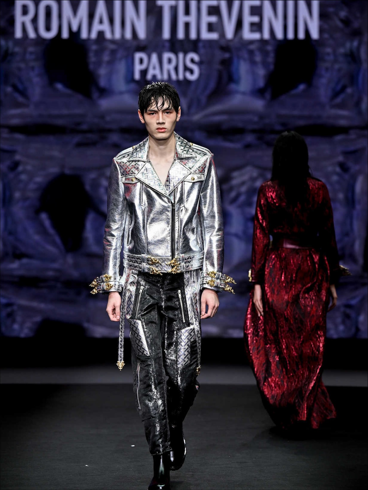 What an amazing experience in Keqiao, Shaoxing in China 🇨🇳✨❤️ #keqiaofashionweek
.
Thank you so much @agence_aube, Lin @lin_phot , Sonia and Ke for the invitation, but also for your kindness, excellence and professionalism 🤩 it was an honor to create a new collection with all the amazing fabrics from Chinese factories.
.
Thank you to my team for help me create this collection
I created a collection in one month with a new thematic : The illusion palace
Inspired by abandoned amusement parks and the world of the Hall of Mirrors, the Palais des Illusions collection explores the boundary between dream and distortion.
Silhouettes unfold like a gallery of fractured reflections: black-and-white checkerboards, baroque moldings, golden lines, cracked mirrors, and 3D textures intertwine in a play of shadow and light.
The garments shows the decadence of a ball frozen in time — between opulence and disarray.
Rigid corsets, sculptural jackets with horns, body-shaping jumpsuits, and metallic accessories give the illusion of a world where reality bends and transforms.
A duality runs through the collection — angel and demon, desire and purity, masquerade and truth.
Each piece acts as a distorting mirror, revealing the uncanny beauty of the illusions we choose to inhabit.
.
#fashion #china #keqiao #romainthevenin #fabulous #trip #designer #excellence