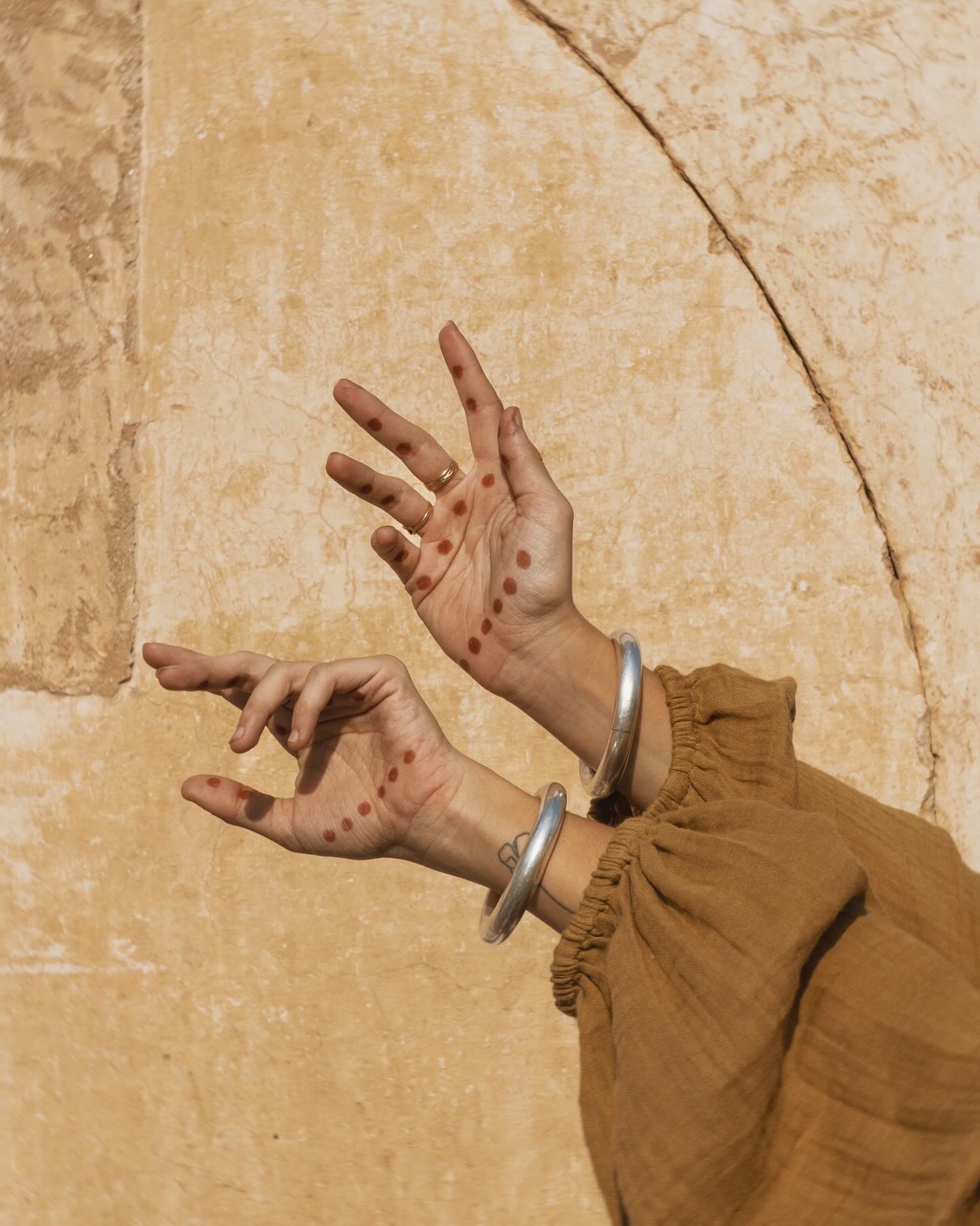 We are STAYING! No longer a pop-up, but a permanent store 🌞 Perhaps the scariest decision I’ve ever made & at the same time, one of the most exciting ones!
What started as a temporary pop-up for just two months kept getting extended… and now I finally decided to sign the contract and commit to this space for at least the next three years.
Having the store means we can slowly shape it into a little world inspired by India and her beautiful handcrafts. I can’t wait to bring all our ideas to life and let the space grow into something even more magical.
The store is open from Wednesday to Sunday, 11:00 – 18:00
✨ Newsletter subscribers will receive an email this week with some lovely updates!
Xxx 💗 Thamar