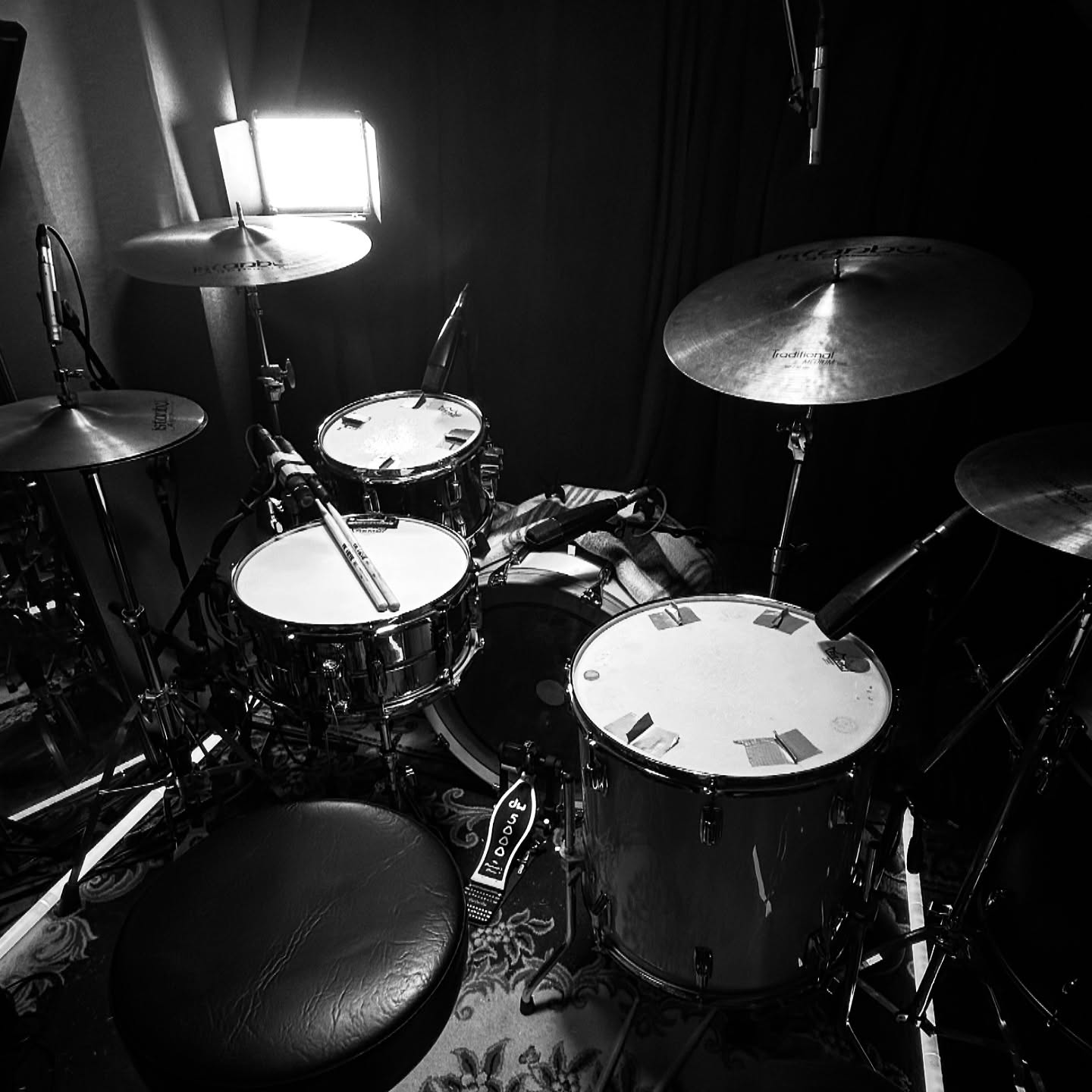 Getting a few sessions in before the end of the year ✨
#drumsdrumsdrums #vf15 #drummer #drummergram #remodrumheads @vicfirth @remopercussion @istanbulagop #sessiondrummer #londonmusician #londonmusic #drummerinlondon #drum #drums #drumkit #drumset #instadrums #soundsfrommyattic #drumminglife #remoterecording #remotedrumtracks #remotedrumrecording