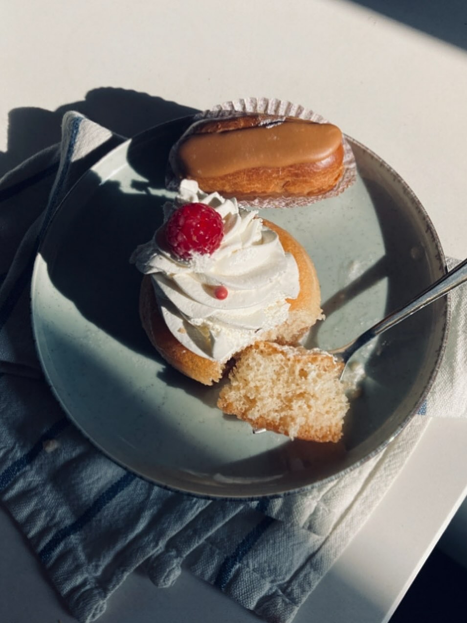 C’était un grand Monsieur.
Un scientifique brillant, une personnalité. Avec une petite moustache grise, de petits yeux bleu acier et un esprit encore pénétrant, malgré la maladie.
🙏Avec ma collègue, nous avons eu le privilège d’accompagner Jean et son épouse à domicile, presque jusqu’au bout.
😂😂😂Je me souviens encore du jour où elle m’a dit de sa petite voix flûtée, l’air faussement innocent :
« Jean trouve que le week-end, nous devrions avoir des pâtisseries ! » 😄
Elle avait trouvé là le moyen idéal d’attirer quelques douceurs… parce qu’elle aussi aimait beaucoup les gâteaux, surtout les Paris-Brest. 🍰🍰🍰
Le péché mignon de Jean, c’était le baba au rhum. 🧁Alors presque chaque samedi, j’en apportais un.
Jean et son épouse nous ont quittés depuis.
Parfois, je repasse à la boulangerie, et je m’achète un baba au rhum…
Moi qui n’ai jamais aimé les pâtisseries, je le savoure en me remémorant les heures tranquilles passées auprès de ce petit couple.
Je crois que je me suis mise à aimer le baba au rhum.
🥲Peut-être parce qu’il porte leur souvenir.
-----
Tiphaine, votre dame dame de compagnie, auxiliaire de vie, et accompagnante en fin de vie au service des seniors en perte d’autonomie.
*Par souci de discrétion envers les familles qui me font confiance, les noms ont été modifiés mais les récits reflètent des faits vécus.
#procheaidant #aidantfamilial #AideAuxSeniors #grandsparents #mamie #PersonnesAgées #maintienadomicile #nyon #aideadomicile #seniorcare #Alzheimer #Démence #Accompagnement #AideÀDomicile #Parkinson