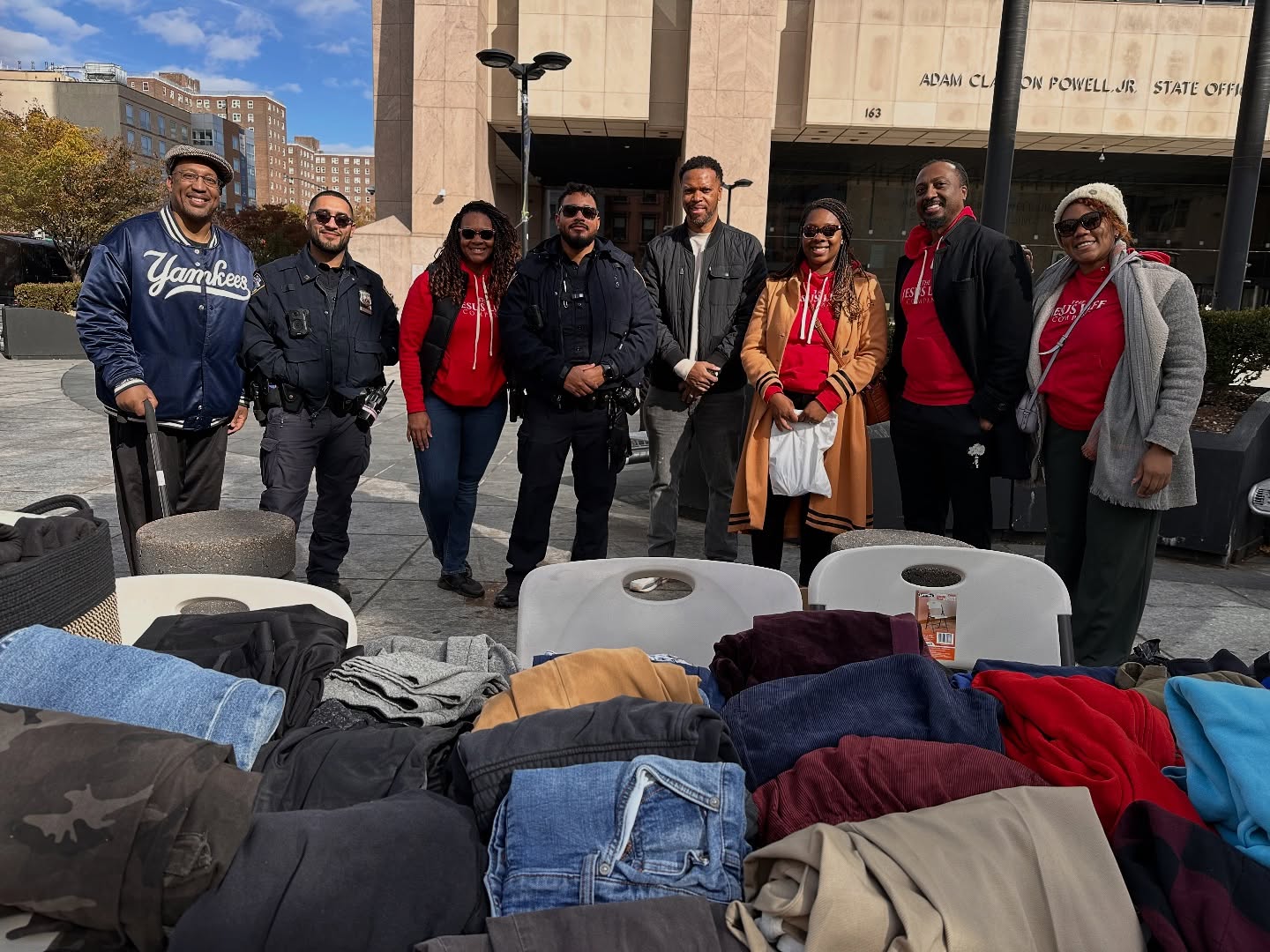It’s an honor to connect with Chaplin Rice, Community Affairs Officer and Local Police.
#thejesuslifecompany #harlem #nyc #jesuscares #vineclothing #giveaway