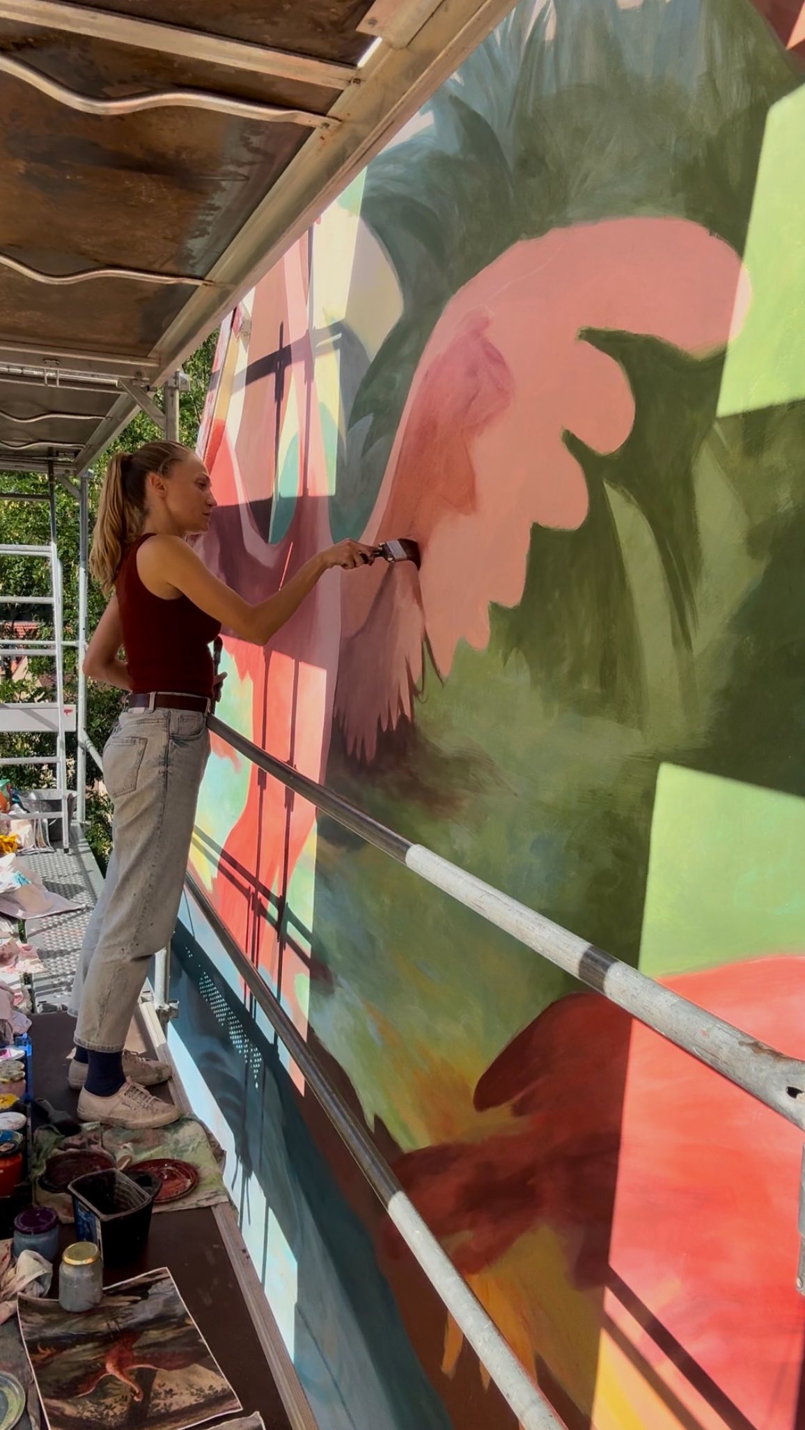 Un grand merci aux habitants d’Aubusson pour leurs nombreux encouragements et leur accueil chaleureux autour de la fresque, vos mots, vos signes, coups de klaxon et votre soutien comptent énormément !
Coucou @katemaria_11 😂😘
Août 2025 – Aubusson (Creuse)
Projet porté par @lesfresquessauvages, en collaboration avec @delphine.ciavaldini avec le soutien de la Ville d’Aubusson @mairieaubusson
Visuels issus de détails de cartons de tapisseries, courtoisie du Musée du Carton de Tapisserie d’Aubusson @cartonsanciens_chantalchirac @am_carta_aubusson
#MuseeDuCarton #Aubusson #Patrimoine #Fresque #LesFresquesSauvages #Peinture #Façade #ArtLife #Painting