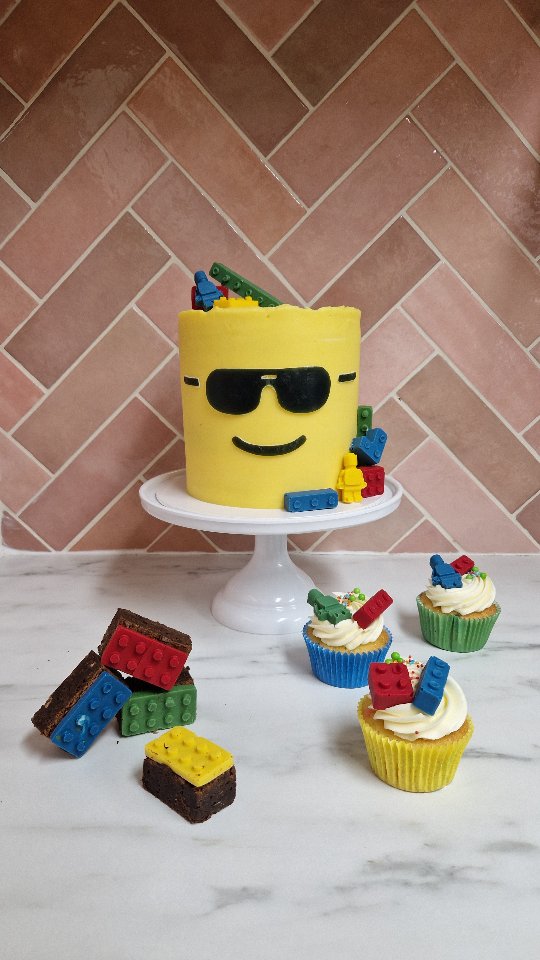 Jij blij, ik blij 🤎
Mogen doen waar je blij van wordt; dat wil toch iedereen? Hoe geweldig is het als je daarmee andere mensen ook blij kunt maken! Jullie blije reacties op mijn creaties geeft mij een beter gevoel dan een glas rode wijn en een chocoladereep tijdens een avondje Netflix onder een dekentje (en dát wil heel wat zeggen! 🤭😜).
Ik zie het dan ook als mijn doel om mijn blijdschap en plezier in het bakken op jou over te brengen. Ik geniet van ieder moment voor het feest, zodat jij optimaal kunt genieten tijdens het feest. En dat zie (en proef!) je terug in het eindresultaat 💕.
#Suikertijd #cupcakes #taart #verjaardagstaart #brownies #cookies #zuidberghuizen #Oldenzaal #Losser #Enschede