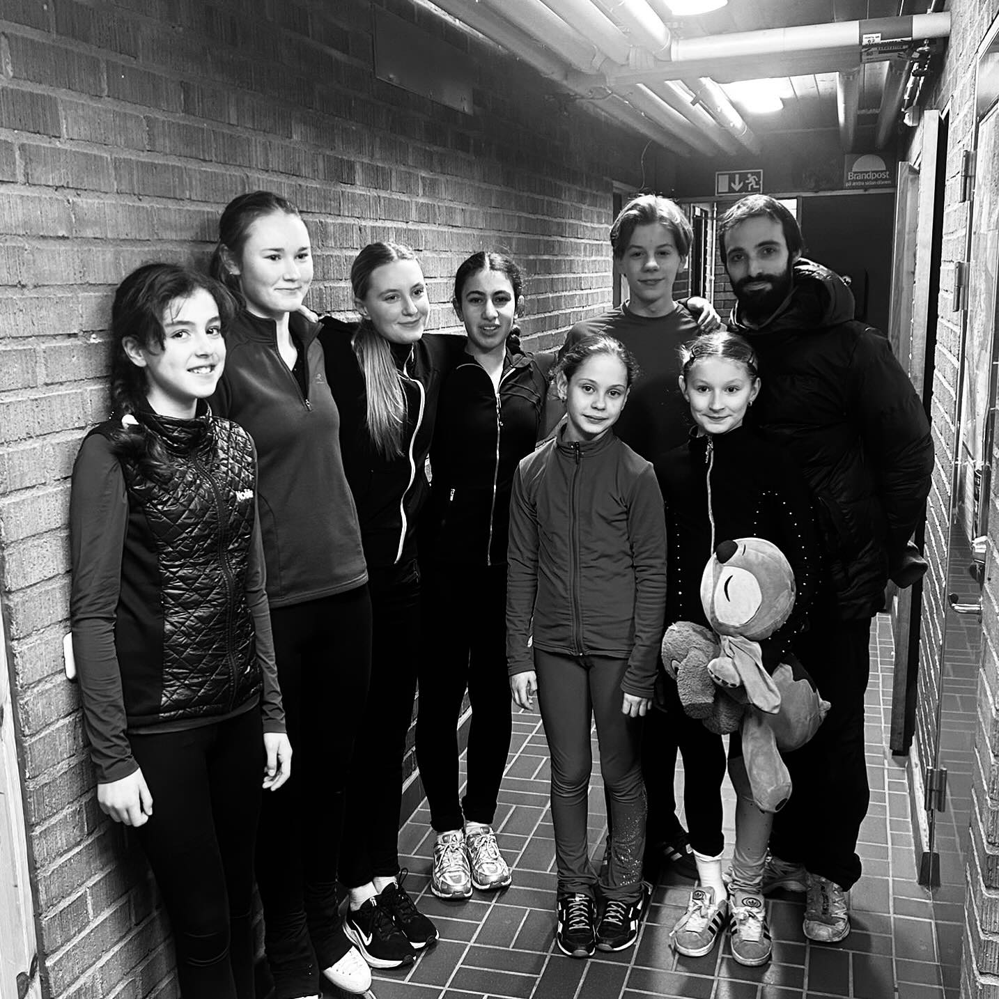 I veckan arrangerade @daskkonstakning test för Ungdom nivå 1. ⛸️✨
Flera av våra åkare deltog och visade starka prestationer på isen! 💪🌟
👏 Stort grattis till Nikki, Fia, Vilma, Darina, Jovana och Elton som klarade testerna och därmed blev kvalificerade som Ungdom nivå 1-åkare! 🎉
Ett stort tack till våra fantastiska tränare för ert engagemang och för att ni hjälper våra åkare att nå sina mål. 🙌💖