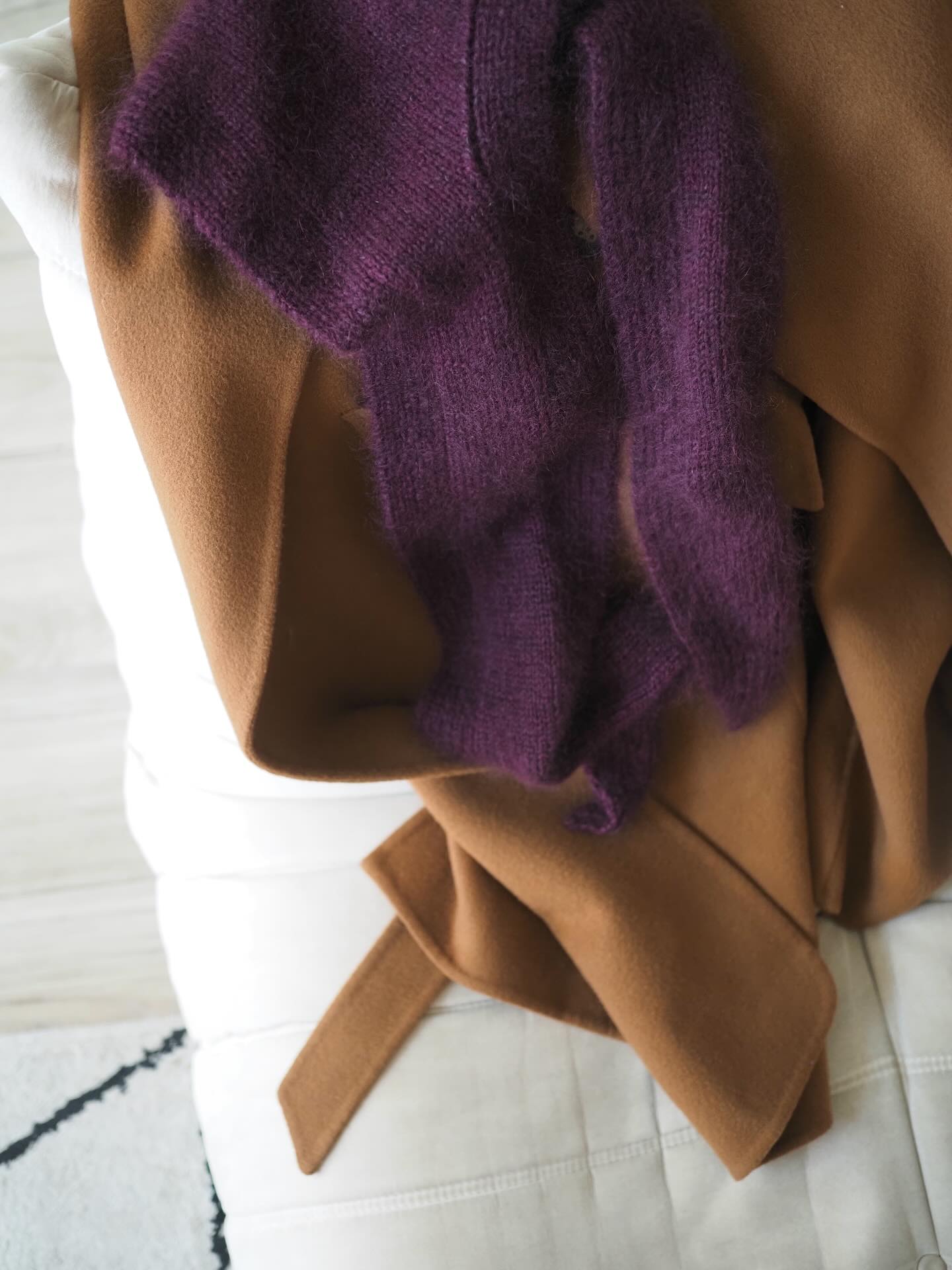 Dans mes accessoires d’automne/hiver, il y aura Nina …
🤎
Fils . @isageryarn @lalainerie
.
.
#atelieremilie #ateliermiliedesigns
#knitting #knitweardesigner #mohairaddict
#tricotété #summerknitting
#tricot #strikk tricot #jeportecequejetricote
#ninabyae #ninabyae