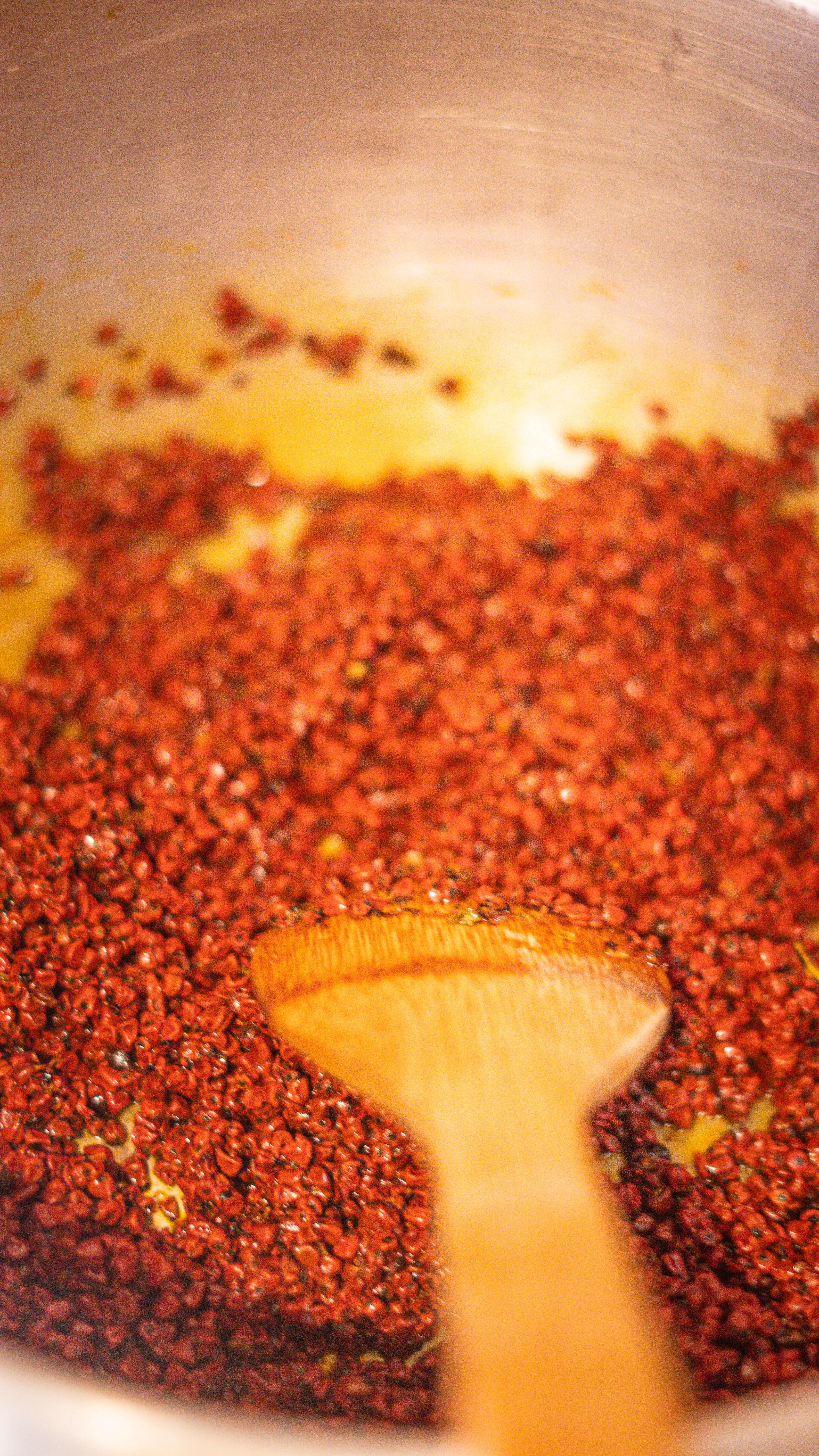 No dia 19 de setembro, no Engenho da Mariu, nos reunimos para celebrar o pré lançamento do Zine Ibiraquera.
⠀⠀⠀⠀⠀⠀⠀⠀⠀
Foi um dia de partilha — entre a equipe, as mulheres entrevistadas e pessoas queridas que caminharam com a construção do Fanzine 🌺
⠀⠀⠀⠀⠀⠀⠀⠀⠀
Teve produção de colorau, risadas, memórias e um café da tarde cheio de afeto e ancestralidade.⠀⠀⠀⠀⠀⠀
Cada gesto e cada palavra nos lembrou por que contar essas histórias é tão importante.
⠀⠀⠀⠀⠀⠀⠀⠀⠀
🌿 Amanhã é o lançamento do Zine Ibiraquera no Conselho Comunitário da Ibiraquera e em breve, estará nas mãos de todos vocês 💚