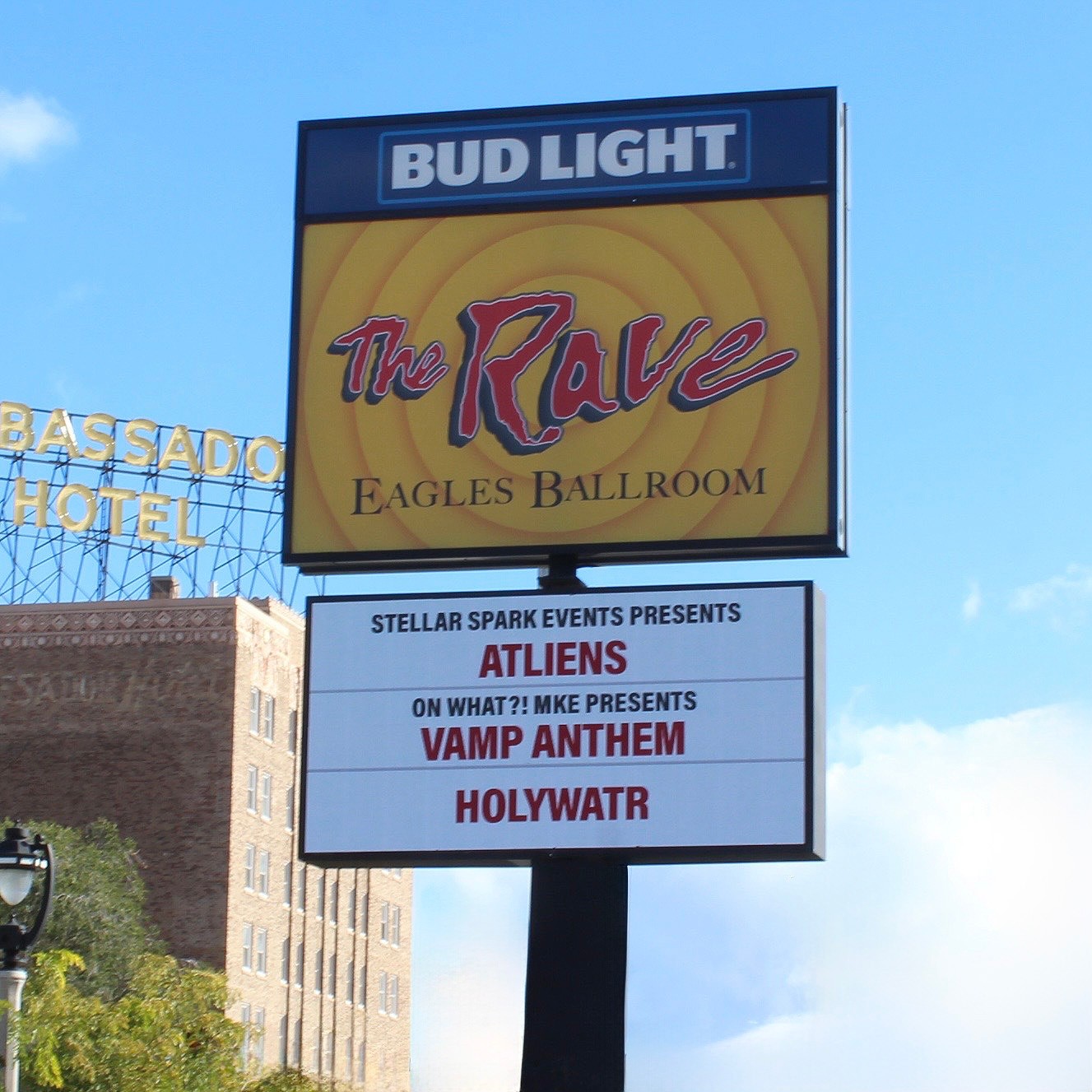 TONIGHT at The Rave / Eagles Club 👽🔥
@ATLiensofficial with @Dirtmonkeymusic, @beastboisucks. b3b @Decimatedubs b3b @Blankfacedubs, and @nate_derus take over the Eagles Ballroom.
🕗 Show starts at 8 PM.
Last minute tickets available at the box office and online at therave.com/atliens