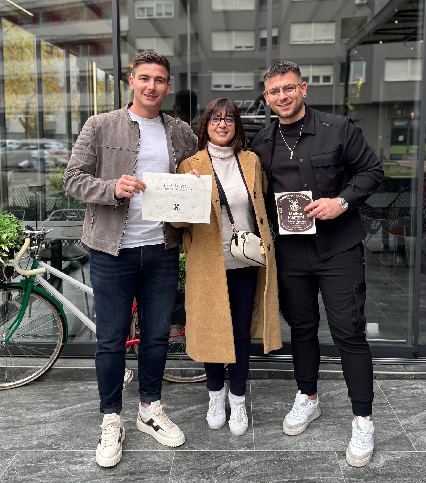 Danas smo imali čast ugostiti vlasnicu tvornice Molino Piantoni @molino_piantoni i njihovog menadžera za izvoz. Naš distributer @miafamilia.hr nabavlja brašno od njih direktno iz grada Chiaria, provincije Brescia, regije Lombardija.
Saznali smo fascinantne detalje o njihovoj više od stotinu godina dugoj tradiciji proizvodnje brašna. Oduševljeni smo što su nam se osobno zahvalili za dugogodišnju suradnju, a sljedeći korak je posjet samoj tvornici. ❤️
#IlMioMolinoèPiantoni #pizzare