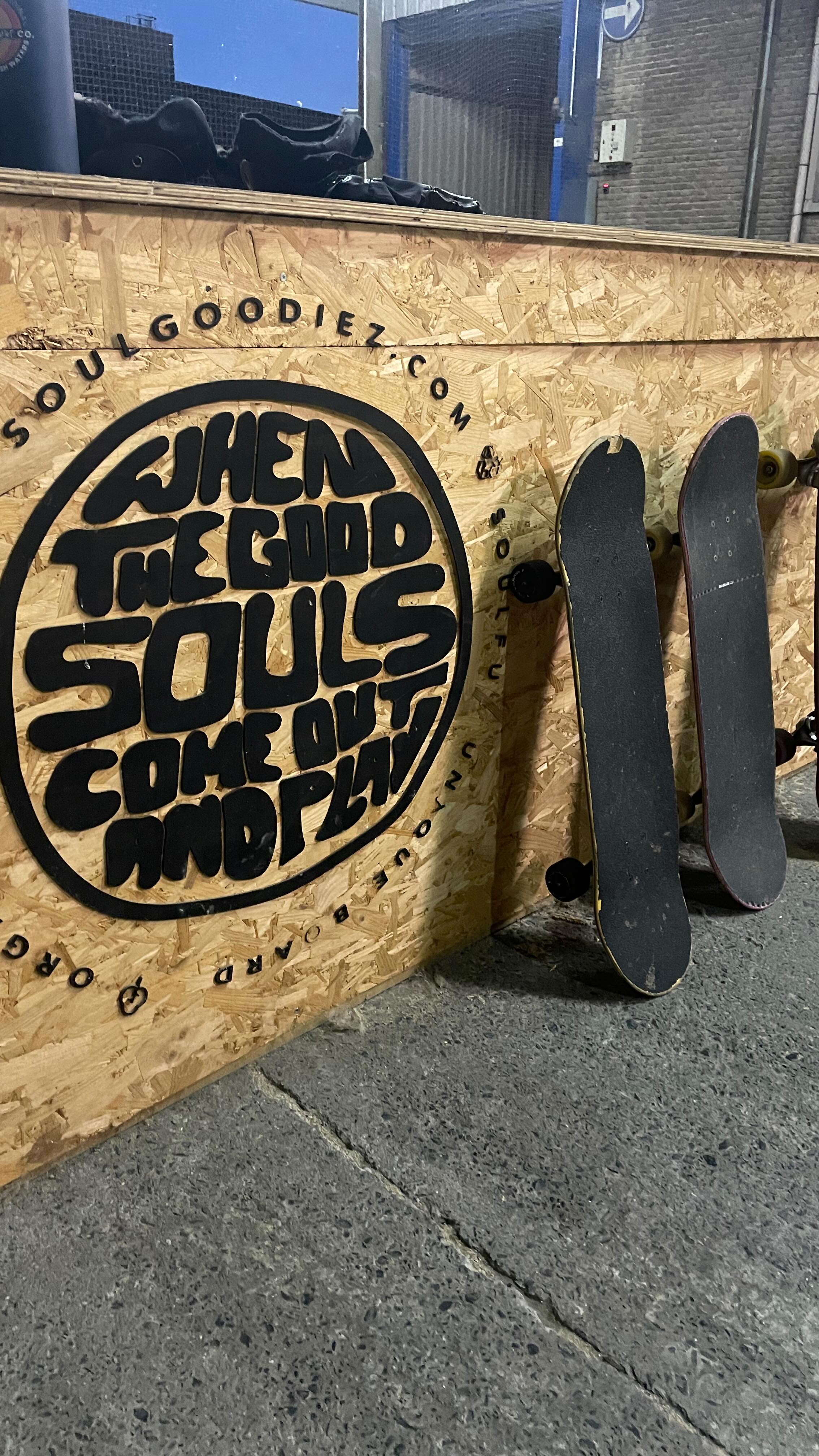 Wavy session with @philip.the.hunter & @bieke_la 🙌🏽😊
~
Get that flow going folks
~
~
#surfskate #wavesession #landmarck #nicejob