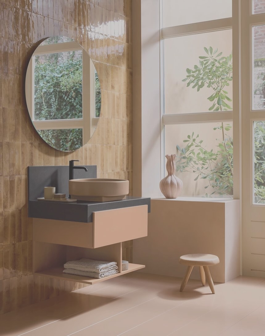 @duravit
‘’The Balcoon bathroom range from Patricia Urquiola creates a fascinating combination of modernity and timeless elegance - minimalistic yet also with a strong design identity.”
@theshowroomltd
#theshowroomlimited #theshowroomltd #interiordesign #interior #design #showroom #collection #inspiration #warmth #bathroomshowroom #bathroom #bathroominterior #bathroominspiration #bathroomdesign #basin #mirror #unit #luxurybathrooms #bathroomdecor #interiordecor #bathroominspo #decor #roomdesign #room #luxury