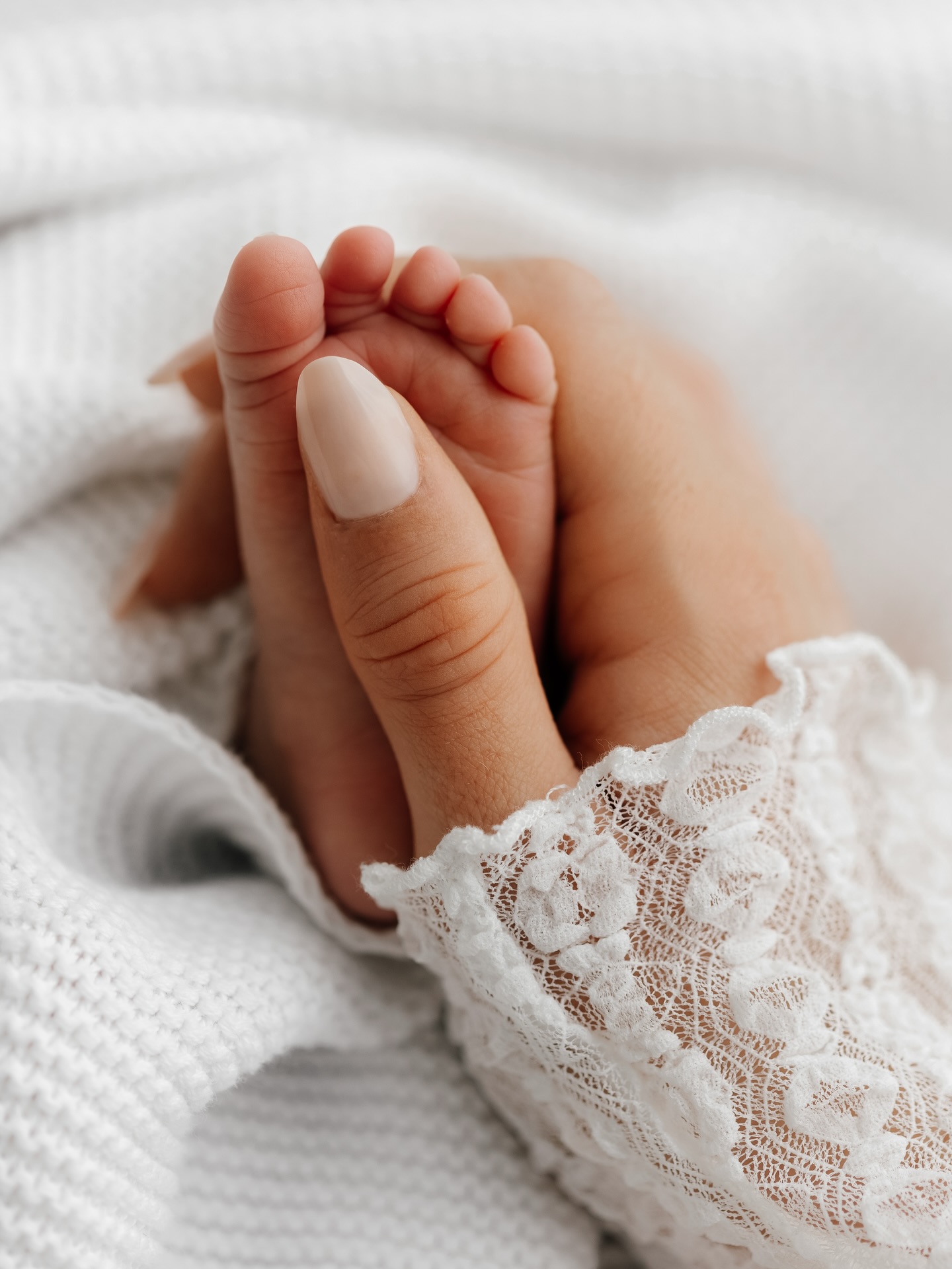 A newborn session is an invitation to observe
Slow down
Unplug and take in what you’ve created
It’s about images and documenting
But many couples tell me it’s their first moment out of the house to just be
Come just BE, with me. With your baby. The studio slows us down 🤍
Comment NEW for more information
#newbornphotography #newbornportraits #newborndetails #babyshowergiftideas #irishmammy