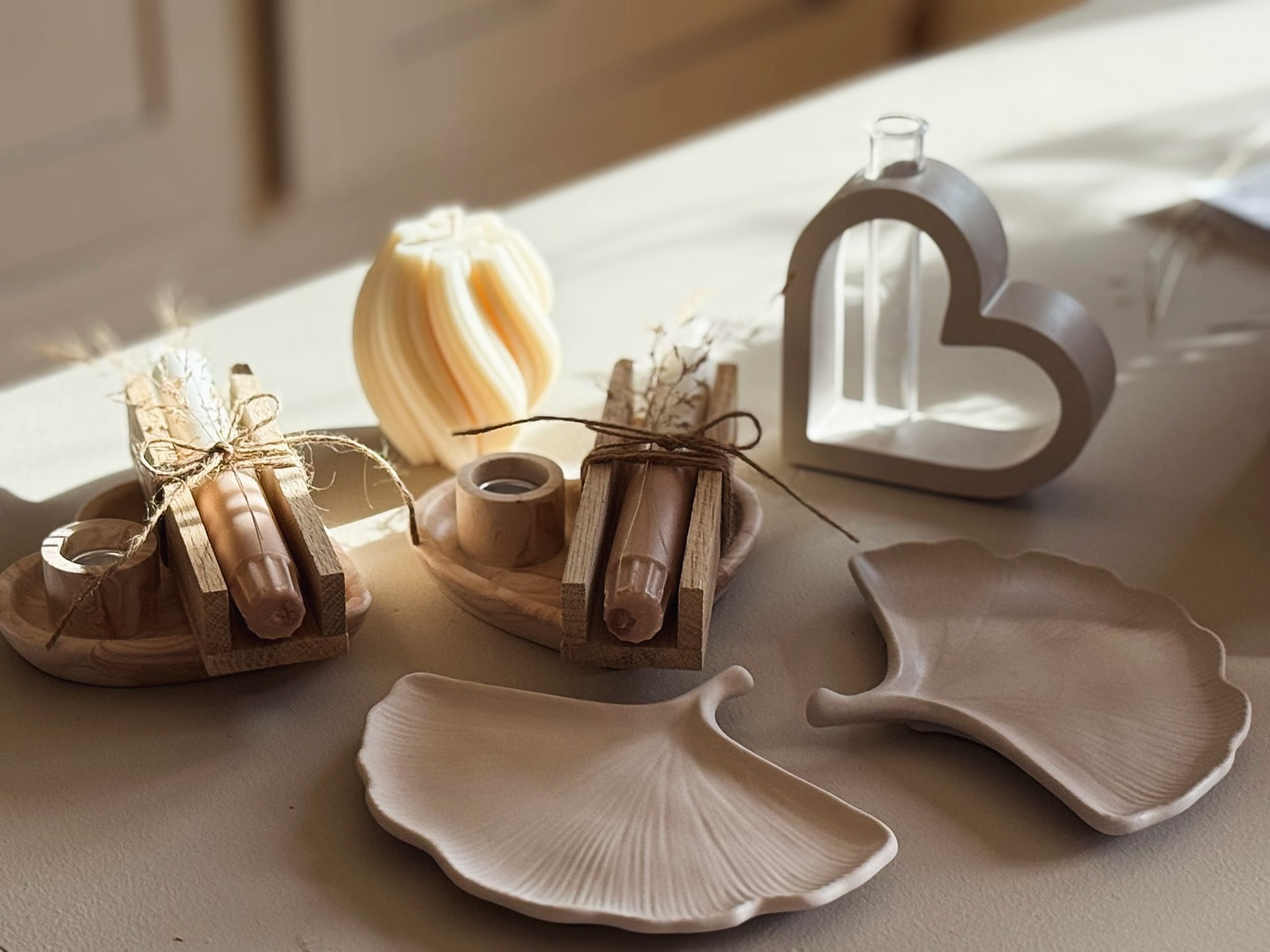 Bestellungen verpacken – das machen wir mit genauso viel Liebe wie die Herstellung unserer Produkte. 💛
Jedes Päckli wird von Hand vorbereitet, mit Sorgfalt, Freude und einem Hauch Herzblut.
Wir freuen uns riesig, dass unsere handgefertigten Schätze so geschätzt werden. ✨
Übrigens: Deine Bestellung kannst du gerne direkt bei uns im Atelier abholen oder bequem per Post erhalten. 📦
#laviaatelier #lvatelier #besondersfürdich
#jesmonite #jesmonitedesign #jesmonitehomeware #handmade #homedecor #homedecorideas #homedecoration #deko #geschenkidee #handmadegifts #wohnaccessoires #interior #decorideas #kerzen #candles