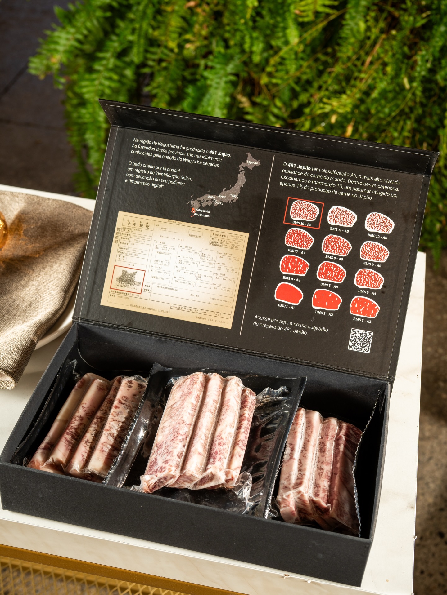 Chorizo de Wagyu A5 é uma verdadeira iguaria do Açougue do Berg @acouguedoberg
Com sua marmorização perfeita e sabor intenso, a carne ganha vida quando grelhada, na mesa, em uma churrasqueira japonesa. A brasa na distância ideal garante um cozimento uniforme, liberando todo o suco e o sabor que só o Wagyu tem.
#fotografodecomida #brasilia #wagyu