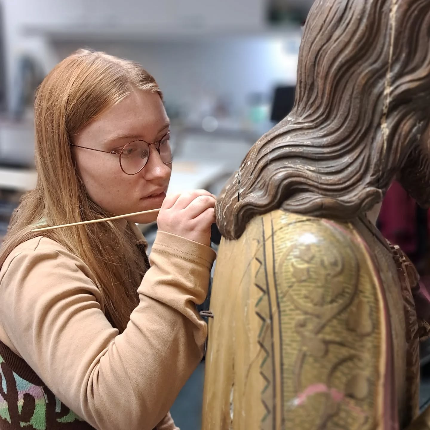 Sinds september versterkt Ibbeltje Brussee mijn atelier als stagiaire!
Zij studeert Conservatie en Restauratie aan de Universiteit van Antwerpen en heeft eerder Cultureel Erfgoed gestudeerd aan de Reinwardt Academie.
Ik ben erg blij met haar zorgvuldige werkwijze, nieuwsgierigheid en enthousiasme.
Het is een plezier om mijn kennis en ervaring te delen met zo’n leergierige en aandachtige stagiaire! Wil je meer weten over Ibbeltjes stage? Kijk dan op mijn blog!
#restauratie #conservering #stage #polychroomhout #atelierleven