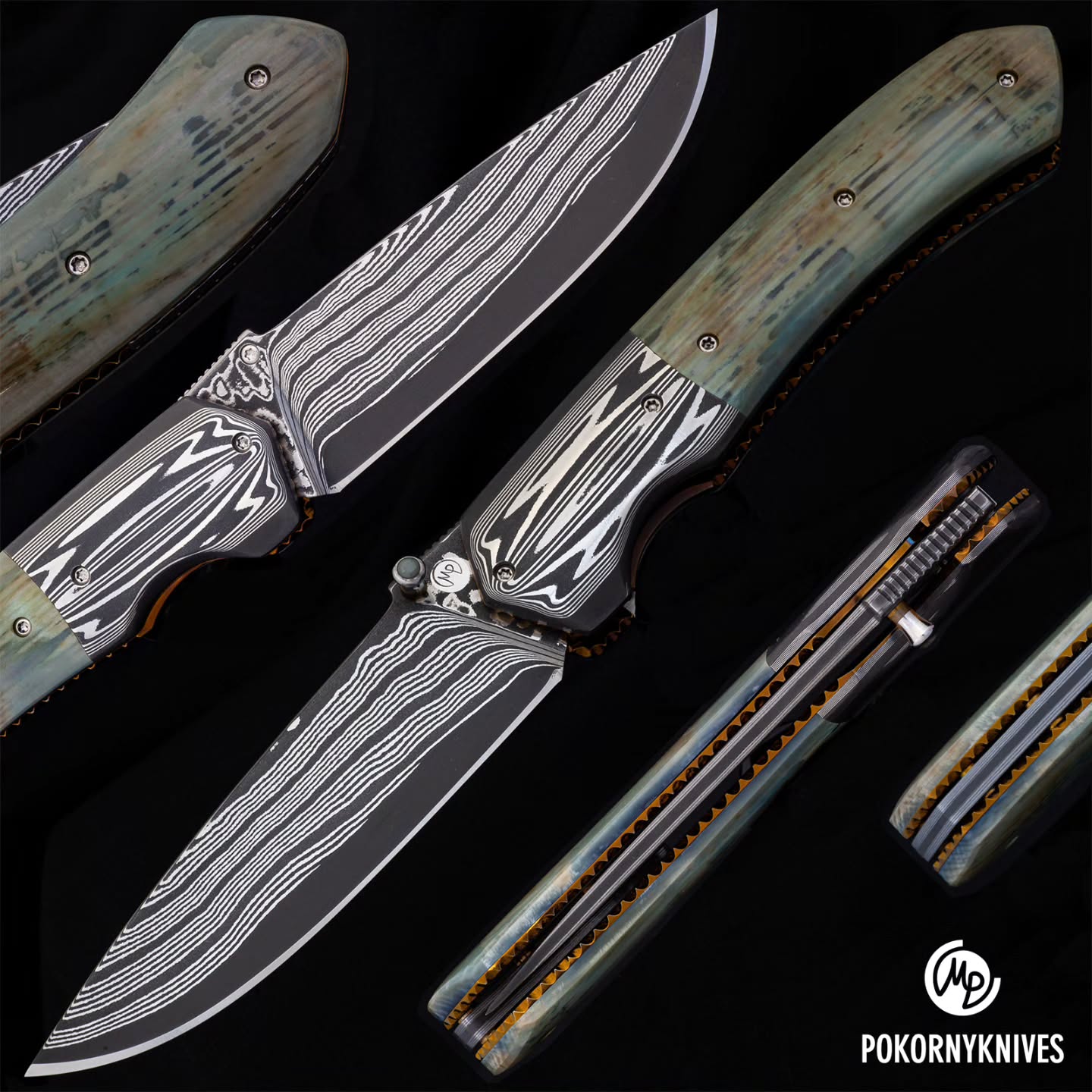 Available - One of a kind 🔥 A-GENT in linear structures with marvelous Mammoth ivory (unique green colour) - Elmax CORE on blades and bolsters, bronze coloured textured titanium liners and washers, floating backspacer, 3-composite opening thumbstud.
Damascus stuff by @futuronforge
#ElmaxCORE #HardcoreFuturon #mammoth #knifestagram #grailknives #customknives #alchemysnotdead #oneofakind #lovemyjob