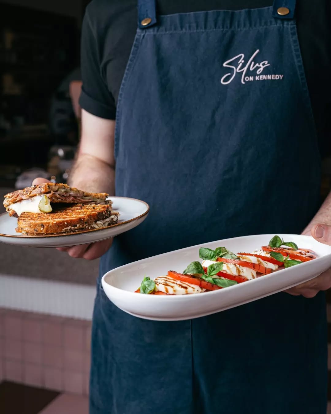 Swipe to see who’s eyeing off lunch at Silvs 💙