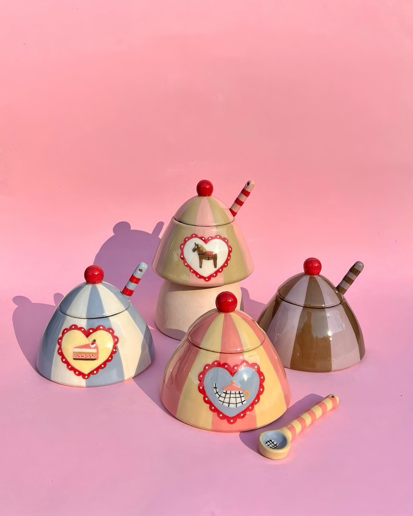 Hii, ihr Zuckerschnuten!
Das Datum steht für den kommenden Weihnachts-Drop! 🥳🌲 Es ist der 16.11.2025 um 10 Uhr. Habt ihr's notiert? ✍🏻
Diese super cuten Gute-Laune-Special-Zuckerdosen werden selbstverständlich dabei sein.
Den Rest zeige ich euch in den kommenden Tagen!
Ich freu' mich, wie immer, riesigst auf euch!
Habt ein wundertolles Wochenende! ❤️
#christmasceramics #ceramicshop #potterylove #smallbusinessowner #shopupdatesoon #christmasspecial #potterylife #töpferstudio #ceramicstudio #ceramics #ceramicartist #kunstkeramik #myhomelydecor #decor #scandinavianhome #buntekeramik #buntbunbunt #mycolourfulinterior