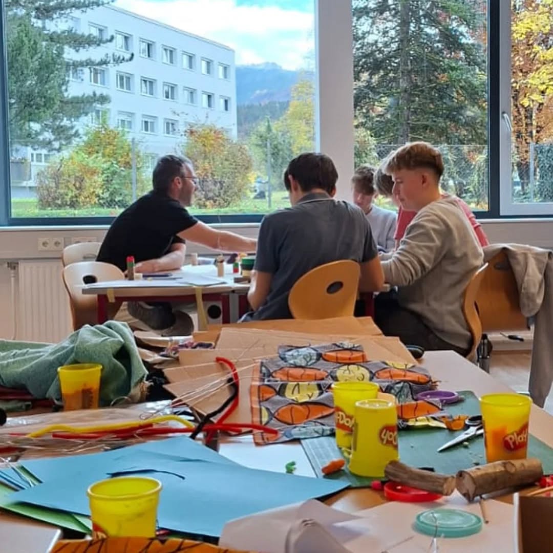 #repost • @hakhas_badischl Die Schüler:innen der 2. und 3. Klassen arbeiteten gemeinsam mit den Expert:innen Birgit Wimmer-Wurm und Tobias Zucali vom mkrz makerspace an ihren Projekten.
Ziel war es, ihre Ideen für den MEIday und das Service Learning weiterzuentwickeln – mit viel Teamgeist, Kreativität und Tatendrang! 🚀
.
.
#bildungistzukunft #handelsakademie #praxisschule #badischl #wirsindvielfalt #experten #branchenvielfalt #karriere #einenschrittvoraus #onestepup #zukunft #theorieundpraxis #hakconnect #meiday @freiday.oesterreich @mkrz.at #MEIday #ServiceLearning #mkrz #Makerspace #Teamwork #Innovation #SchülerInnenpower