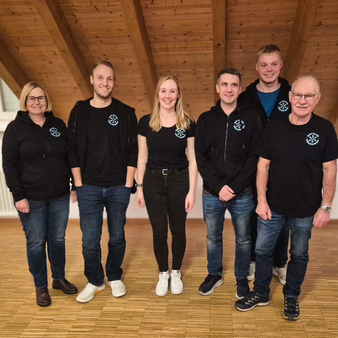 Unser Vorstandsteam startet unverändert, aber mit umso mehr Motivation ins neue Vereinsjahr! 💪❄️ Ein großes Dankeschön an all unsere Mitglieder für eure Unterstützung und euer Engagement für unseren Verein. Auf ein sportliches und erfolgreiches Jahr! 🙌🏻
Von links: 2.Vorstand (Daisy Ruch), 1.Kassierer (Tobias Kiefer), 1.Vorstand (Melanie Kiefer), 2.Kassierer (Jens Brüstle), Schriftführer (Moritz Steffen), Sportwart (Bernd Kiefer)
Abwesend: Skischulleiter (Kristina Müller), Snowboardwart (Adrian Herzog)
#skiclubneuenweg #scneuenweg #neuenweg #kleineswiesental #generalversammlung #vorstandschaft