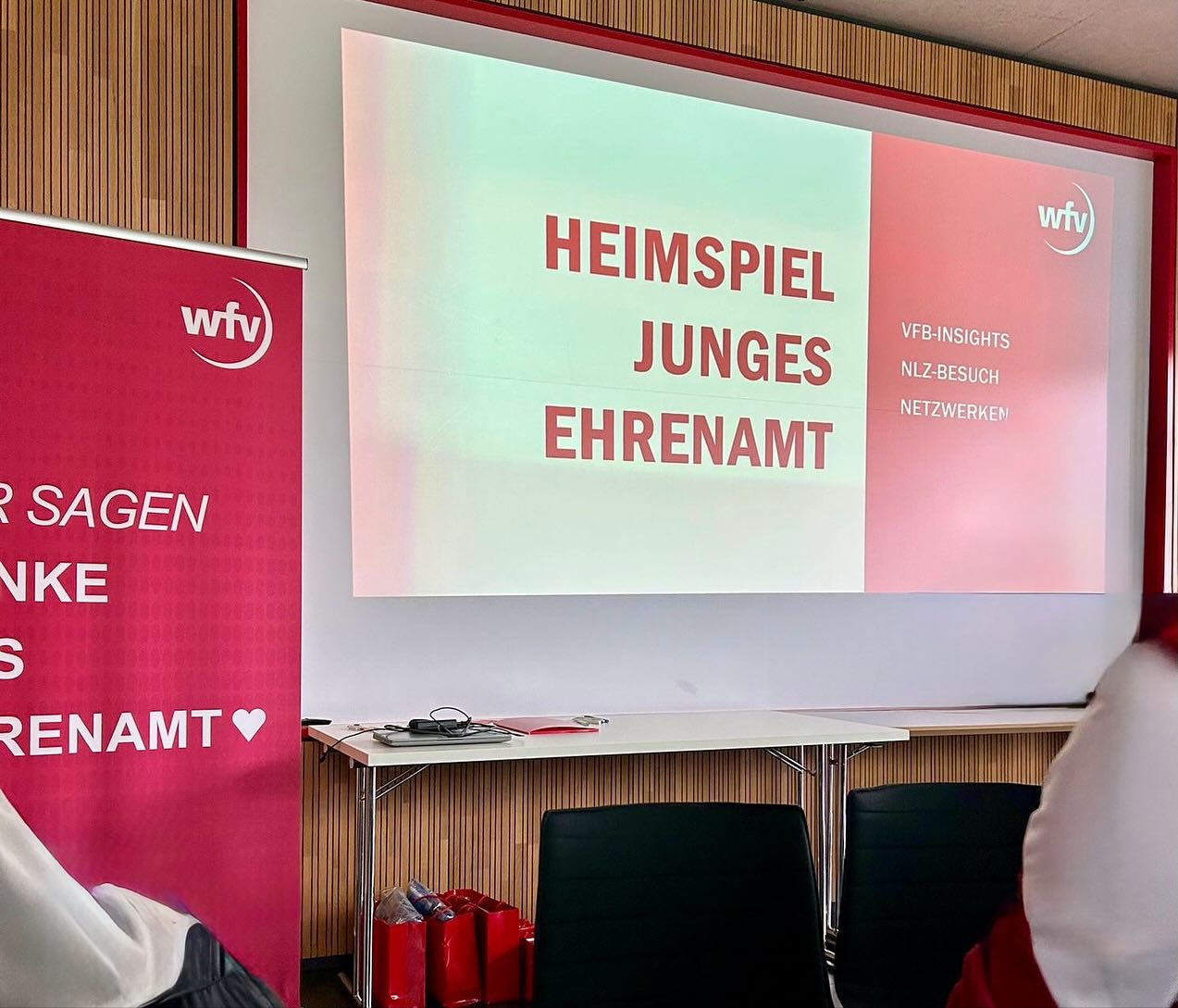 ⚽️ Rückblick: HEIMSPIEL JUNGES EHRENAMT ❤️🤍
Was für ein großartiger Tag für Mirko und Maxi! 🙌
Am 09. November 2025 durften 30 junge Engagierte beim Heimspiel Junges Ehrenamt in Stuttgart einen unvergesslichen Tag erleben. 💪
Von spannenden VfB Insights und einem exklusiven Blick hinter die Kulissen im NLZ, über inspirierende Gespräche und Workshops bis hin zum gemeinsamen Heimspiel des VfB Stuttgart gegen den FC Augsburg – es war einfach ein rundum gelungenes Erlebnis! 🔥
Ein riesiges Dankeschön an alle Teilnehmenden für euren Einsatz, eure Energie und euer Engagement im Sport. 💚
Ebenso ein großes Dankeschön an den VfB Stuttgart und den wfv für die tollen Einblicke und an alle, die diesen Tag möglich gemacht haben! 👏
Wir freuen uns schon jetzt auf das nächste „Heimspiel Junges Ehrenamt“ – denn Ehrenamt bewegt! 💫
#JungesEhrenamt #Heimspiel #EhrenamtImSport #TeamSpirit #Engagement #Sportverbindet #Dankbarkeit #Ehrenamt #Stuttgart #VfB #wfv #GemeinsamStark #srgreutlingen #dfbschiris #schiedsrichter