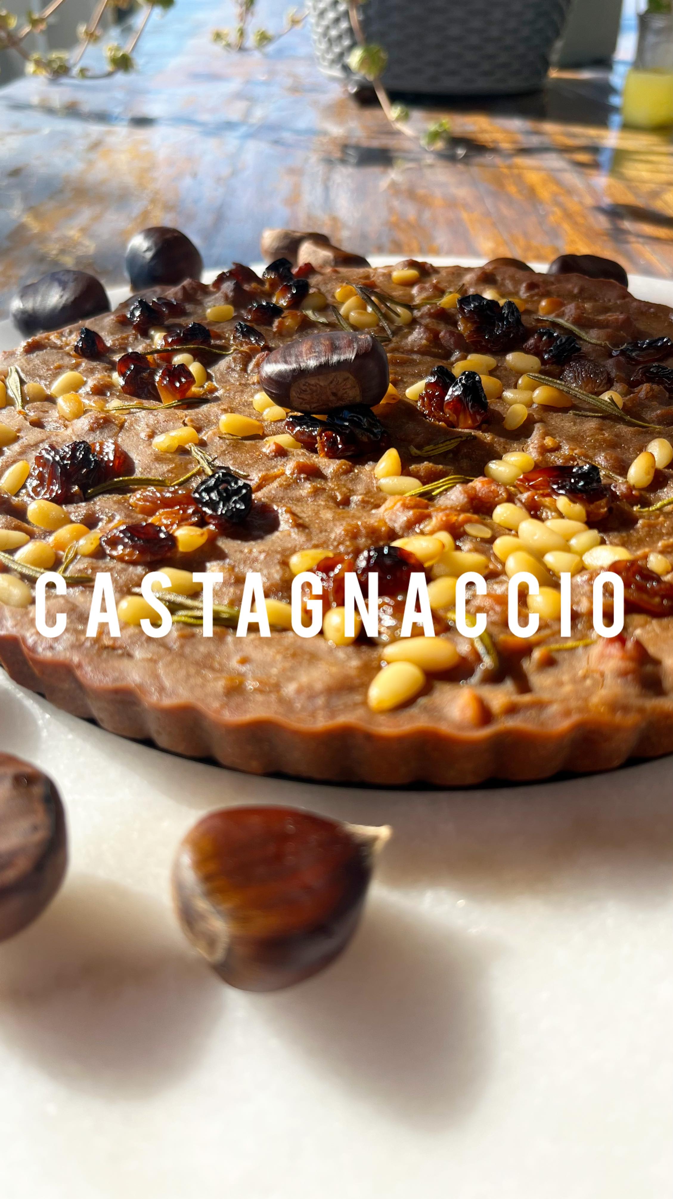 ✨ CASTAGNACCIO – profumo d’autunno in cucina ✨
Oggi vi porto un dolce della tradizione semplice, rustico e pieno di storia: il castagnaccio 🍁
Un profumo di castagne e rosmarino che riempie la cucina.
È un dolce che mi ricorda la mia infanzia, quando me lo preparavano mio nonno Ezio, toscano doc, e mia nonna Laura...
Naturalmente gluten free e vegan, perfetto per una merenda o una colazione genuina.
{Prima mi raccomando seguimi qui 👉 @valigiainfarinata per non perderti nemmeno una ricetta}
🌰 Ingredienti:
• 400 g farina di castagne
• 1 pizzico di sale
• 250 g latte vegetale (o vaccino)
• 300 g acqua
• 70 g uvetta
• 50 g pinoli
• 50 g noci
• 50 g nocciole
• 50 g olio d’oliva
• 1 rametto di rosmarino
🥣 Preparazione:
1. Mettete l’uvetta a bagno in acqua tiepida per 10 minuti.
2. In una ciotola mescolate farina di castagne e sale, poi aggiungete piano piano latte e acqua fino a ottenere una pastella liscia.
3. Unite l’olio, poi aggiungete uvetta, pinoli, noci e nocciole.
4. Versate l’impasto in una teglia unta e decorate con qualche ago di rosmarino e un filo di olio sulla superficie.
5. Cuocete a 180°C per circa 30-35 minuti, finché si forma quella crosticina irresistibile.
Mandami una foto se crei questo piatto e io ti ripubblico nelle mie storie.
Lasciami un ♥️ per sostenermi.
Trovi questa e tante altre ricette anche sul mio sito (link in bio)
Alessia
#castagnaccio #ricettadellatradizione #glutenfree #vegan #autunnoincucina #chestnutlove #ricettefacili #dolcisani #veganrecipes #glutenfreerecipes #valigiainfarinata #trapentoleevaligie #tradizione #hοmemadesweets #ComeLeNonneConKenwood #hοmemadesfoods #fοοdwinter #foodcuneo #cuneo #piemonte #creatorcuneo
