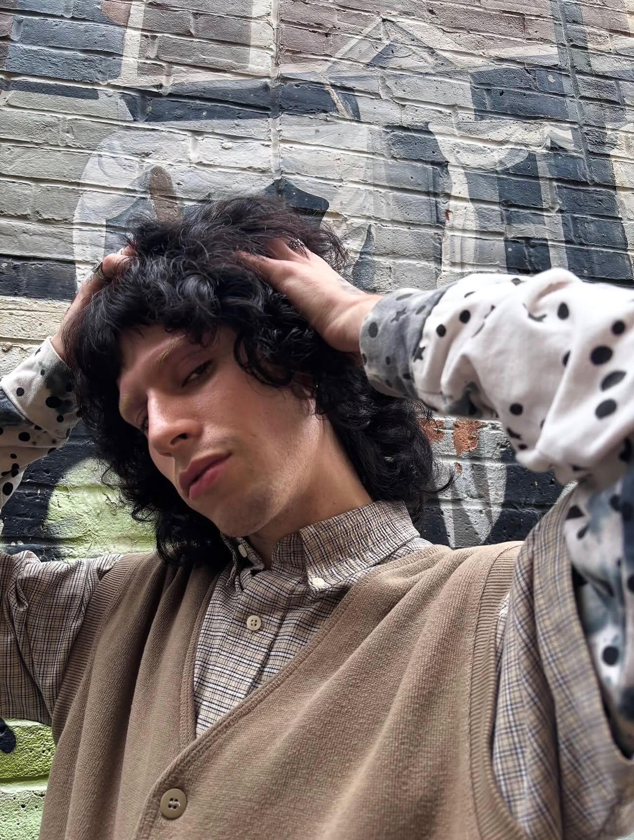 Come let Brianna @handcraftedbyvenus bleach your brows 😉🙂↕️
Artist Brianna babied their bangs and beached their brows.
#rihairstylist #rihairsalon #bleachedbrows #downtownprovidence #providence #rhodeisland