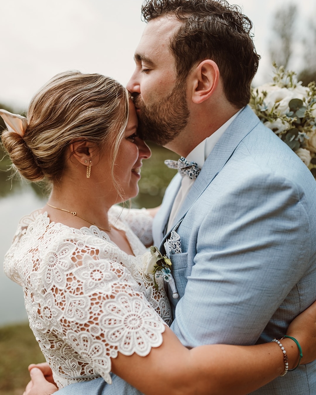 Julie-Sarah & Matthieu ✨
Juste après la mairie, un moment suspendu.
Le monde autour peut attendre — eux, non ! 💍
Des yeux qui pétillent, des sourires qui n’ont plus besoin de mots, et cette douceur unique qui existe quand tout est déjà dit… et pourtant tout commence 🤍
Ils ont choisi de vivre leur journée à leur rythme, simplement, sincèrement, avec le cœur comme boussole. 🧭
Tenues Vinted, make-up maison, choix assumés — et un investissement là où ça reste pour toujours : les souvenirs, les émotions, la mémoire familiale 🫶🏼
Parce qu’un mariage, ce n’est pas “paraître”.
C’est aimer, ressentir, et se souvenir très longtemps ✨
Sublimé par les fleurs de @au_petit_bouquet
💬 Et vous, comment imaginez-vous votre moment à deux ?
📸 Camille Meffre — Photographe de moments vrais
📅 Mariages 2026/2027 — réservations ouvertes
📍 Vaucluse, Provence & partout où vous m’emmènerez
🌸 Contact & infos en bio
👩🏼💻 Community Management by @lepicurienneenprovence
#wedding #mariage #mariageenprovence #photography #photographer #photographemariage #couplegoals #provence #vaucluse #provencealpescotedazur #france