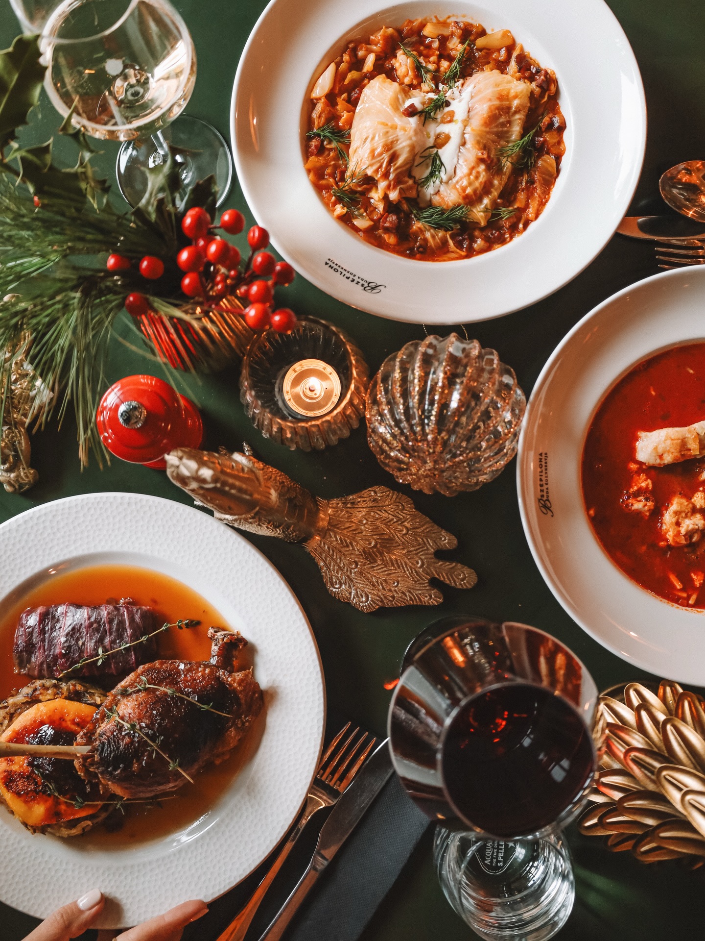 ✨🎄 Ünnepi klasszikusainkkal idén is segítünk, hogy a Szépilona ízei tegyék teljessé a karácsonyi asztalt.
Előrendelés december 18-ig lehetséges, mely leadható:
📞 telefonon: +36 1 275 1392
👤 vagy személyesen éttermünkben.
Ünnepi kínálatunk:
🍲 Aranyló gyöngytyúkleves: gazdag, ünnepi leves kézzel készült csigatésztával és lassan főtt gyöngytyúkhússal. - 3890 Ft.
🐟 Bajai halászlé gyufatésztával (0,5 L): friss pontyból készülő, fűszeres halászlé bőséges gyufatésztával és választható betéttel (ponty, belsőség, ponty + belsőség) - 4590 Ft + betét.
🥬 Szépilona töltött káposzta: hagyományos, lassan főzött töltött káposzta füstölt ízekkel és gazdag tejföllel. - 6490 Ft.
🦆 Konfitált kacsacomb: omlós kacsacomb karamellizált burgonyával, birsalmával és töltött lilakáposztával. - 8290 Ft.
🥮 Szépilona mákos guba: francia kalácsból készült klasszikus mákos guba vaníliasodóval. - 3490 Ft.
Átvételre december 23-án, előre egyeztetett időpontban, személyesen van lehetőség.
Ünnepi nyitvatartás:
📌 dec. 24–25–26.: zárva tartunk,
📌 a többi napon a megszokott nyitvatartással várunk benneteket.