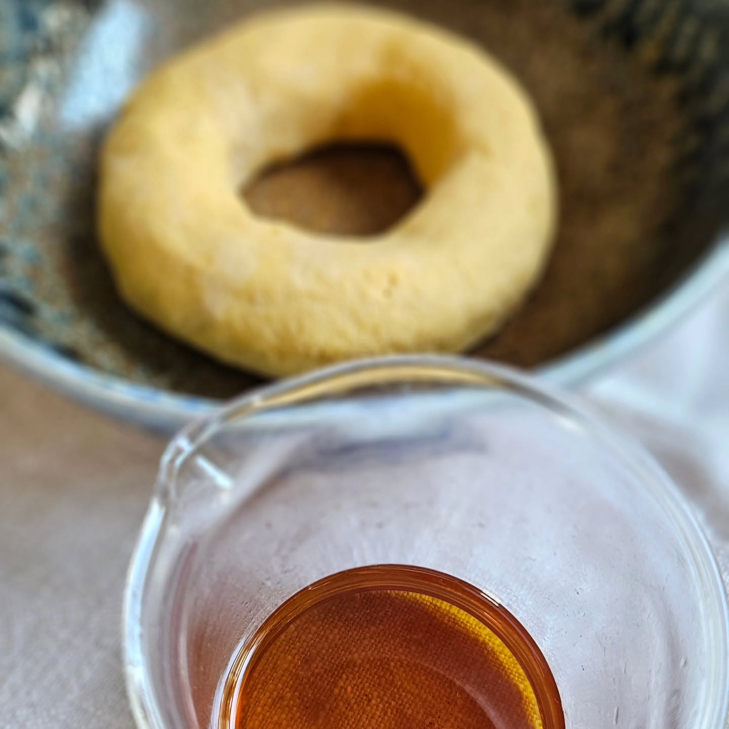 ✨ Gebärmutter, Nabel & Herz ✨
Heilige Marma-Punkte & tief nährende Ölanwendungen im Ayurveda
Im Ayurveda sind Nabhi (Nabel) und Hridaya (Herz) zwei kraftvolle Marma-Punkte – energetische Tore, über die Prana, unsere Lebensenergie, frei fließen darf.
Sie verbinden Körper, Geist und Bewusstsein – das Zentrum des Verdauens, des Fühlens und des Seins.
💛 Nabhi Basti – eine warme Ölanwendung rund um den Nabel mit einem Teigring, der eine Ölwanne bildet – harmonisiert Agni (das Verdauungsfeuer), stärkt das Nervensystem und zentriert dich in deiner Mitte. Hier erreichen wir unseren Schoßraum und die Gebärmutter. Quelle unserer schöpferischen Kraft und tiefer Intuition.
❤️ Hridaya Basti – ein sanftes Ölbad über dem Herzen – öffnet, beruhigt und nährt das emotionale Herz, stärkt unsere Liebe und Selbstliebe
Beide Anwendungen wirken sehr tief – sie berühren Schichten, in denen Erinnerung, Emotion und Lebensenergie gespeichert sind. Bringen gespeicherte Erfahrungen und Verletzungen ins Fließen. Sie lösen Blockaden in den Chakren. In meiner Arbeit sind sie Teil meines Behandlungskonzeptes
Ein Akt der Selbstliebe. Eine Rückkehr zu dir.
🌿
#Ayurveda #MarmaTherapie #NabhiBasti #HridayaBasti #Selbstfürsorge #Herzöffnung #Frauenkraft #AyurvedischeMassage #Ölanwendung #Prana #Bewusstsein #Heilung #Gebärmutterweisheit