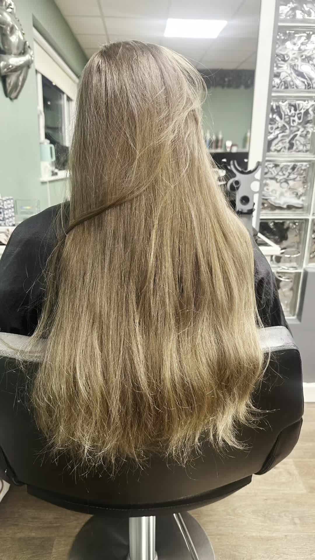 Loved loved loved doing this huge transformation tonight!!
Back to blonde🙌🏼🙌🏼
Full head of foils, took a looooaaaad of length off, spent 4 hours working on it and oh my god it was worth every second!!😍♥️🥰♥️
I literally have the best job!!!
♥️♥️♥️
#JoicoDefyDamage #thecornishhairdresser #JoicoBlondeLife #joicosalon #joicoeurope #joicohair #longtoshort #cornishsalon #priorysalon #hairincornwall #hairtransformation #blondehair #fresh hair #hairgoals #lovehaircolor #morethanatrim #hairjoi #joicokpak #JOICODreamBlowout