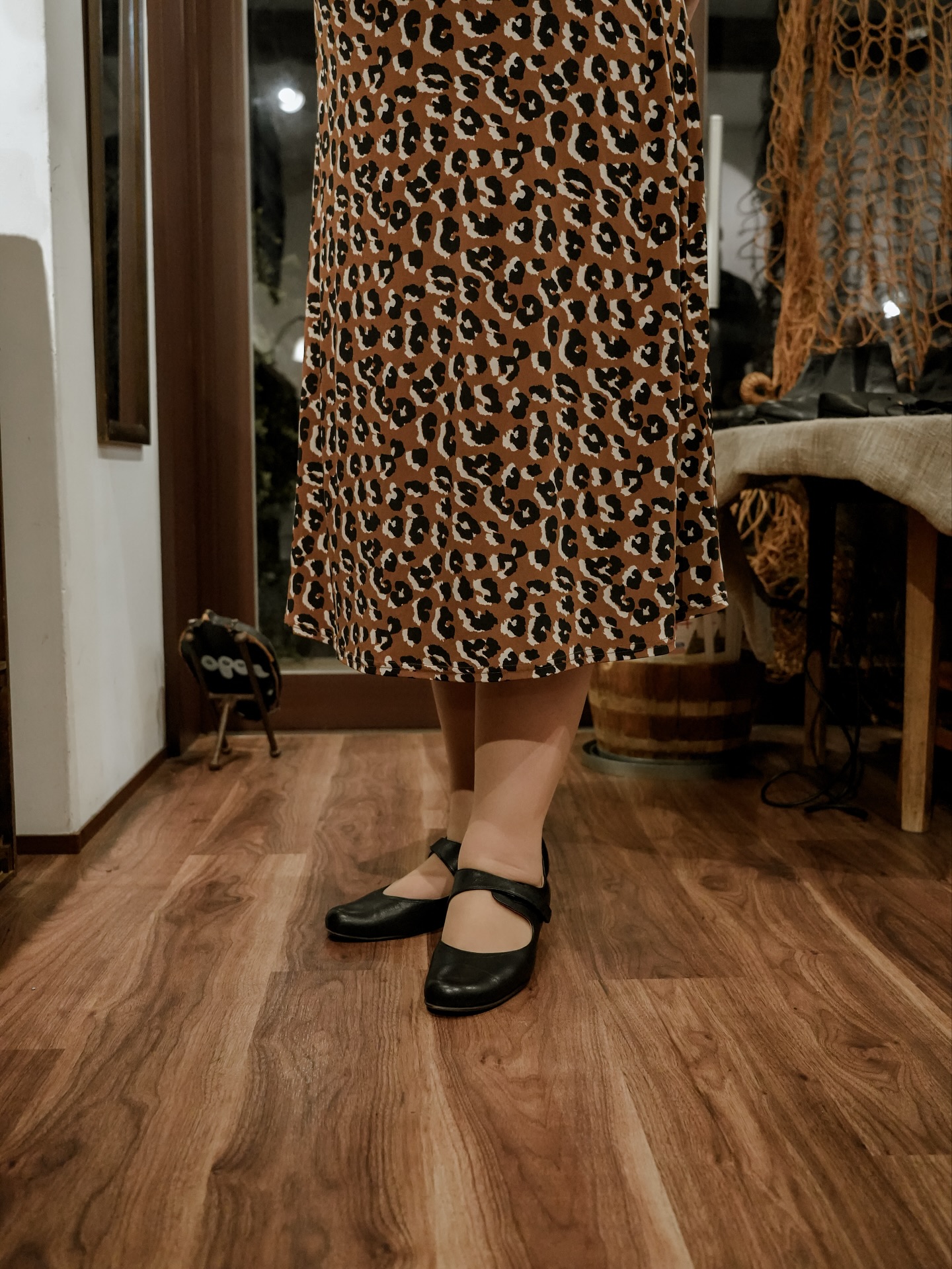 NITENお客様インタビュー#1 「NITENの靴は、人に“魅せられる靴“」
今回10月に浦安のギャラリーどんぐりころころさんで開催されたオーダー会で、今回3足目の靴をご注文いただいた60代・素敵なマダムのお客様に「NITENの靴について」インタビューしてみました!
@donguri_corocoro_1982
NITENの靴と初めて出会ったのは、去年開催されたどんぐりさんでのオーダー会。どんぐりさんでは初めて靴の催事を行うことを知り、興味本位でご来店。
整形靴の本場ドイツの専門店はおしゃれな靴が“ない”印象でした。ところが、初めてNITENの靴と出会った時の印象は、いろんな「種類」や「色」があるなと思ったそう。いざ試着をしたら、なんとシンデレラフィット!
買っても痛くて履かない靴が多いことが悩みだったが、安い靴を買っても履かないのであれば、高いものを一足買った方が良いとご購入。
一足目は「真 -Makoto-」。
購入から後日、知人のお葬式の受付をたまたますることになったそう。ちょうど黒色だったので、履いてみたら長時間立ってても疲れない!痛くない!ーそこで全然他の靴とは違うなと思ったそう。
その経験もあり、今年9月どんぐりさんでサンプルセールを開催した際に再度ご来店。なんと気に入ったものがまたしても“シンデレラフィット”!今回は茶色とベージュのコンビ「絹 -Kinu」をご購入。
そして今回10月、春用で靴が欲しいなと思った時期にちょうど今回オーダー会がどんぐりさんで開催。今回は残念ながらシンデレラフィットする靴はなかったものの、一目惚れした靴「小春 -Koharu-」をオーダーいただきました!
皆さんへのメッセージ
色んな靴屋へ行ってもなかなか合う靴がなく、安い靴をいくつか買って試し、履かない靴が何足も家にある。私もそうでした。ですが、NITENの靴と出会い、自分に合う靴を見つけることができました。私は、履きやすくていつも履いている靴がありますが、人には見せたくない靴です。ですが、NITENの靴は人に見せられる靴、自慢したい靴です。合う靴がなく悩んでいる方、人に自慢したい靴を探している方におすすめです。
だからNITENの靴は、「人に“魅せられる靴”」なのです。
📍全国で革靴のオーダー会、サンプル販売会を実施中!
11/6〜11/10 埼玉伊那町cafe the garden
@cafe_the_garden
11/1〜11/22兵庫武庫之荘 joursknit【サンプル販売会】※職人不在
@joursknit
11/8(土)〜10(月)福岡糸島 monogocoti
@monogocoti
11/14(金)〜11/16(日)東京目白台 yuloom zymology
@yuloom_zymology
11/16(日)〜11/17(月)山梨上野原 ハシドイ
@lifeisbeautiful1020
11/20(木)〜11/24(月)群馬太田 cafe Chambre Dhotes
@chambre_dhotes_2012
11/21(金)〜11/24(月)静岡伊豆 もんさん
@monsanm3
11/28(金)〜12/2(火)福島須賀川 かもめ舎
@kamomesha
👞NITEN商品ラインナップ
@2ten1ryusouhonpo
@five_rings_collection
🙎♂️旅する靴職人
@shoe_mystar
@hachi.to.kutsu
📷撮影、取材、メディア運用者
@arven.studio.jp