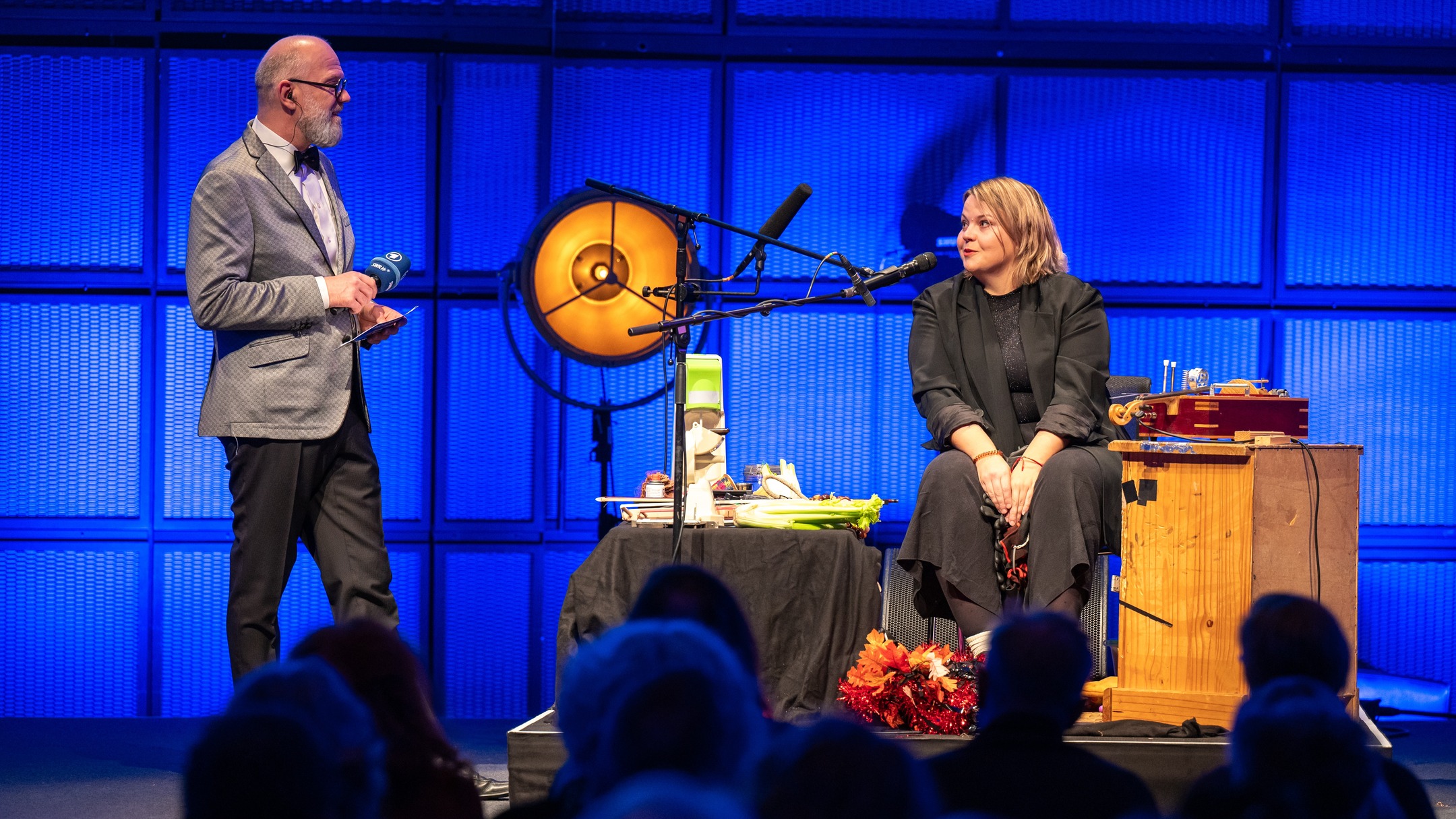 ✨ Rückblick & Vorschau ✨
Letztes Jahr durfte ich hier alleine auf der Bühne stehen – mit Genickbruch und Kieferkirmes bei der Nacht des Hörspiels auf den ARD Hörspieltagen 2024 in Karlsruhe. @ardkultur @swrkultur
(Ein Riesendank an die herzliche Organisation, die wunderbaren Techniker*innen – und natürlich an Lars Eidinger und Thomas Böhm. 💚)
Morgen kehre ich zurück – diesmal nicht allein, sondern mit der Crew der @lauscherlounge und @theatermienenspiel
Wir bringen 'Orson Welles und der Krieg der Welten als Live-Hörspie'l auf die Bühne. 🌌🎙
Mit dabei:
Christian M. Roth, Oliver Rohrbeck, Sabine Arnhold, Stefan Krause, Sven Brieger, Simone Nowicki (Live-Geräusche) und @stopsel.asti (Piano, Arrangement)
Text von @philipp.neuweiler
Produktion @lauscherlounge
📅 Freitag, 7. November 2025
🕖 19:00 Uhr
📍 Medientheater, ZKM | Zentrum für Kunst und Medien, Karlsruhe
👉 @zkmkarlsruhe
Ich freu mich riesig auf diesen Abend – auf Stimmen, Klänge, Tasten, Reibungen und Resonanzen. Und darauf, was passiert, wenn Radiogeschichte wieder live wird. ✨
Bild: Uwe Riehm
