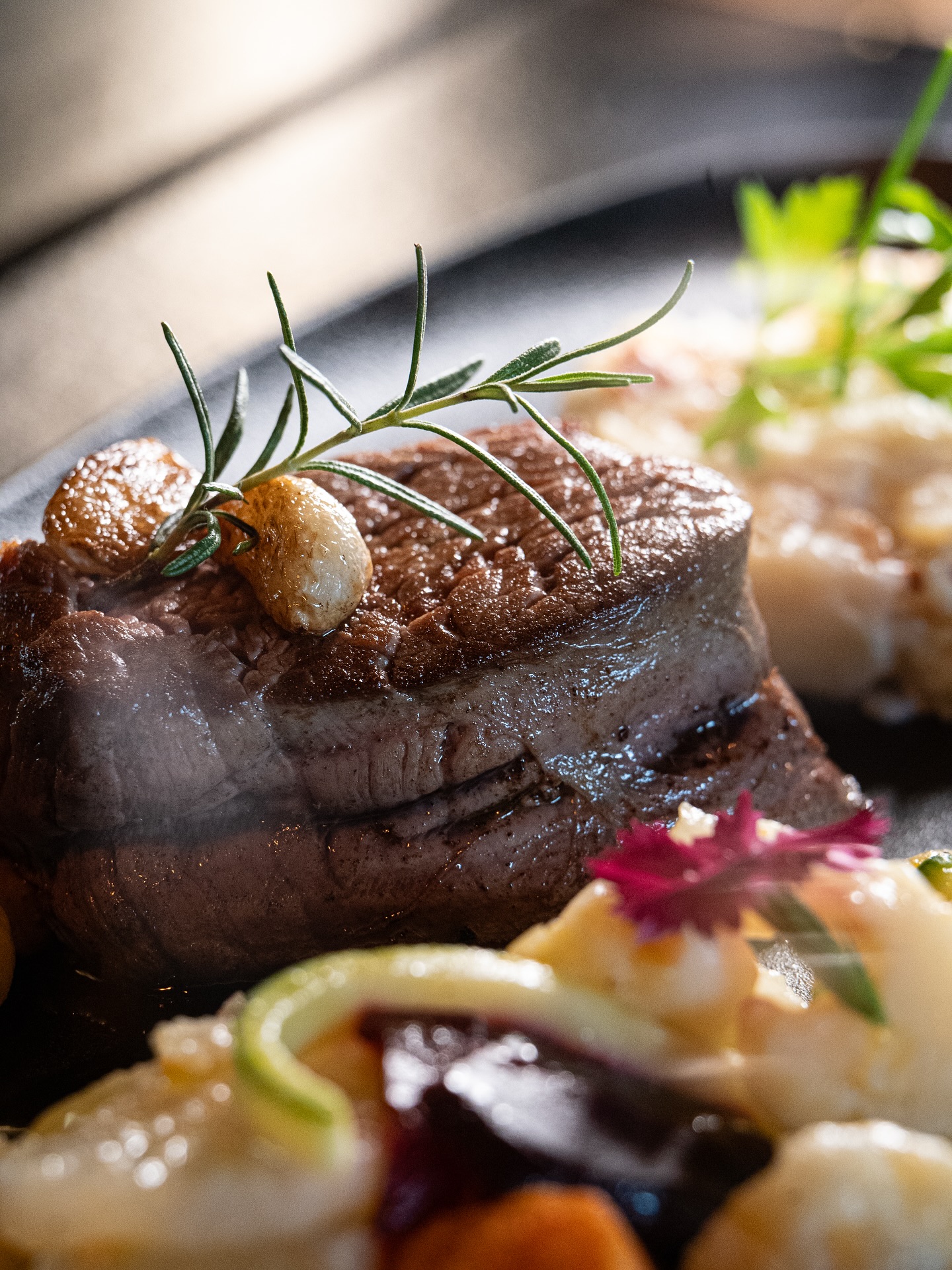 La chaleur du feu, la tendresse de la viande, l’émotion d’un instant.
Au Christina, chaque bouchée raconte une histoire. ✨