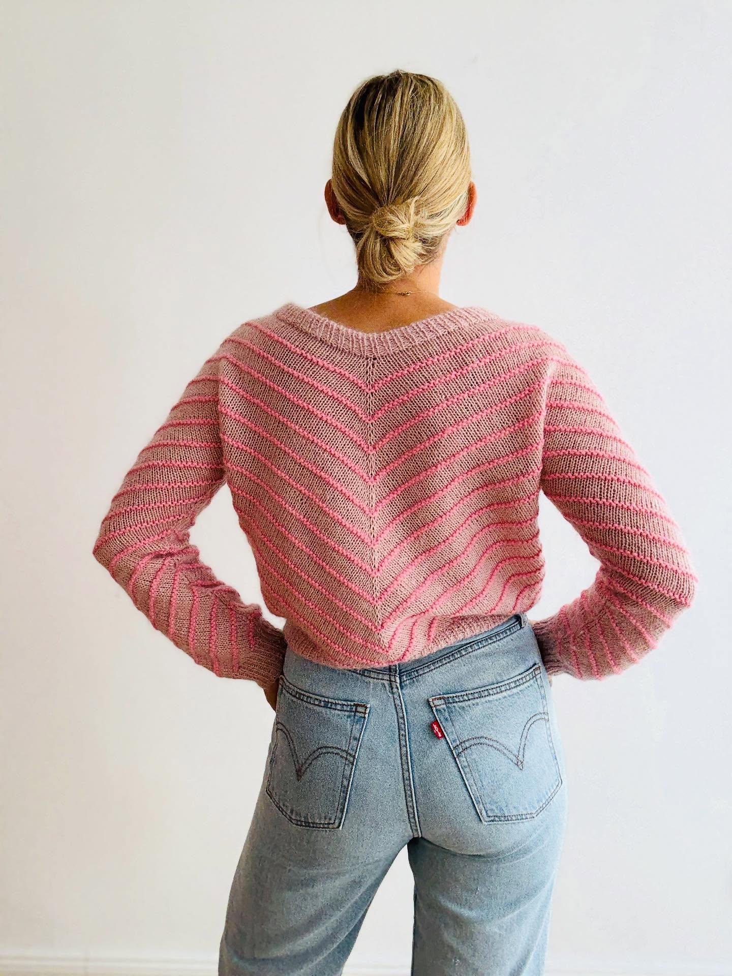 Baby blue and baby pink are making a good match ☺️
.
Happy weekend to you 💗
.
.
.
Pattern by me - Pauline Cardigan - and available now in German, English, French and Danish on my website and Ravelry 🎉
.
This sample was made by @iva.strickt during the test knit 💗
.
Wool: Arwetta, Tilia and Peruvian Highland Wool by @filcolana
.
Advertising
.
#knitting #knittinglove #knittingaddict #knitknitknit #nevernotknitting #iloveknitting #imakemyownclothes #handmade #slowfashion #diy #knitter #knitstagram #knittersofinstagram #knittersoftheworld #knittinginspiration #knittingismyyoga #knittinginstagram #knitspiration #raglan #topdown #strickliebe #stricken #strickenmachtglücklich #strikk #egostrikk #strikkedilla #breien #tricoter #tejer #paulinecardigan