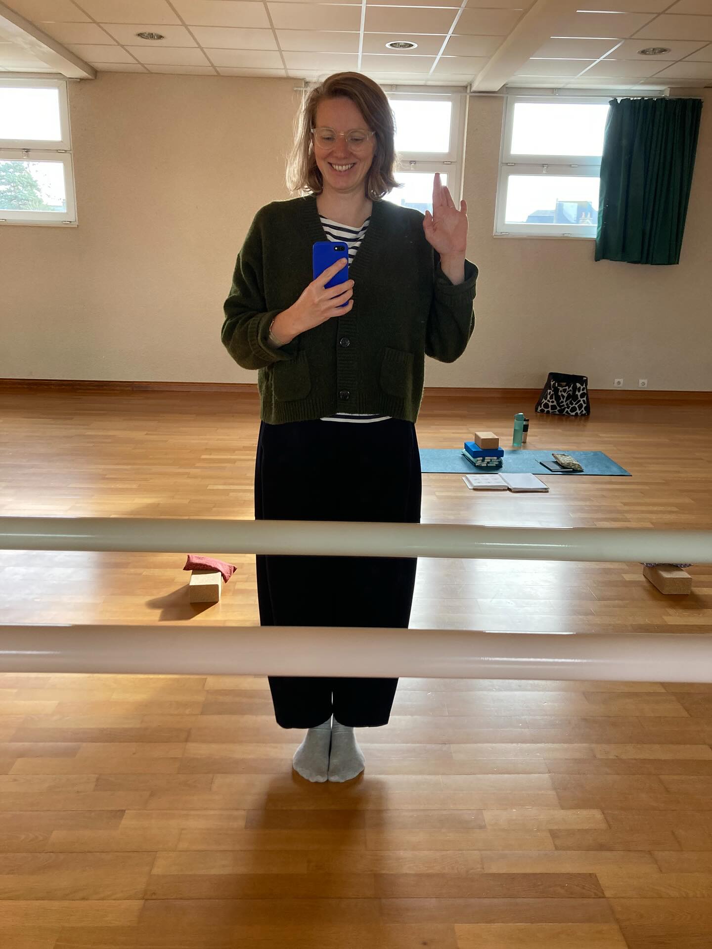 Quelle semaine merveilleuse où je suis revenue dans différentes salles pour voir vos visages s’illuminer lorsque vous entrez. Chaque étirement que nous avons fait, chaque mouvement, chaque expiration que nous avons libérée consciemment…
Cela signifie tout pour moi de vous voir et d’entendre ce que vous ressentez après la séance de yoga.
Comment vous sortez un peu plus détendus, plus légers et plus grands, dans votre corps et dans votre esprit. Recentrés, ancrés. De retour chez vous, de retour dans votre corps.
Je continue à créer un espace où vous vous sentez en sécurité, à l’aise. Une fois que vous vous sentez en sécurité, vous pouvez alors vous apaiser. Lorsque vous êtes apaisé, vous pouvez vous détendre, et lorsque vous êtes détendu, les choses peuvent changer. Des choses que vous pensiez immuables dans votre vie peuvent changer. Une nouvelle perspective pour votre vie, chaque jour. …