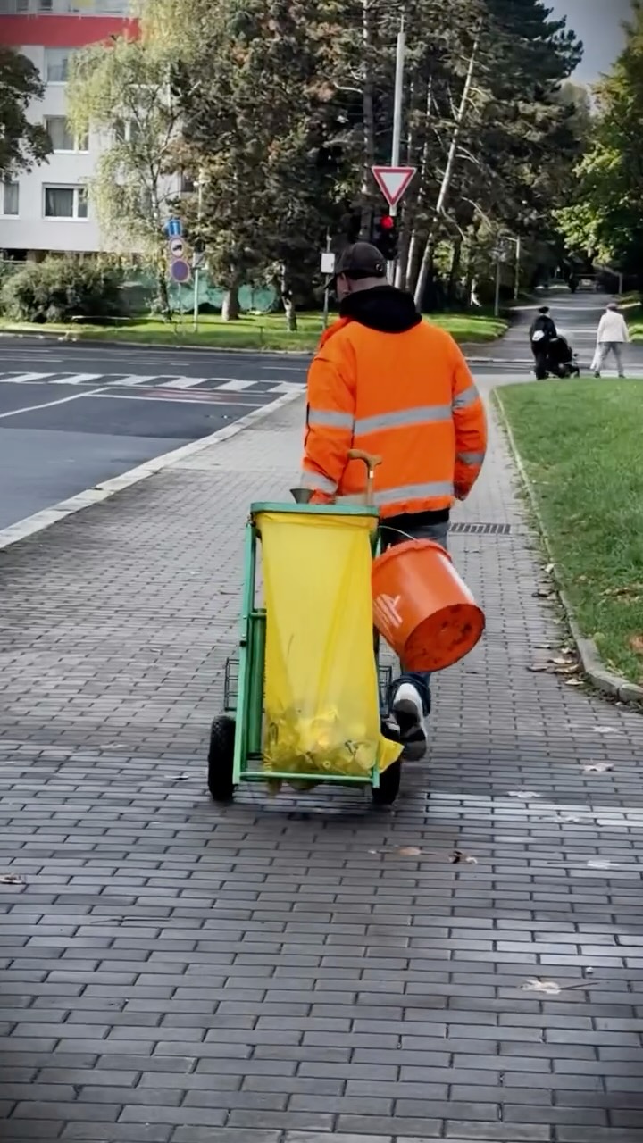 Každý z nás je jiný.
Každý má svůj svůj příběh, svou cestu a překážky na ní. Někdy se daří, jindy ne.
Ale všichni máme co nabídnout — a každý z nás je důležitý. Tomášův příběh je
o odvaze, vytrvalosti a o tom, že každý má své místo na slunci.
💛 Hendikep není překážka a je normální být různý.
#etincellecz #hendikepneniprekazka #socialnipodnik #lidskepribehy #kazdymasvujpribeh #uklidovaparta #odvaha #